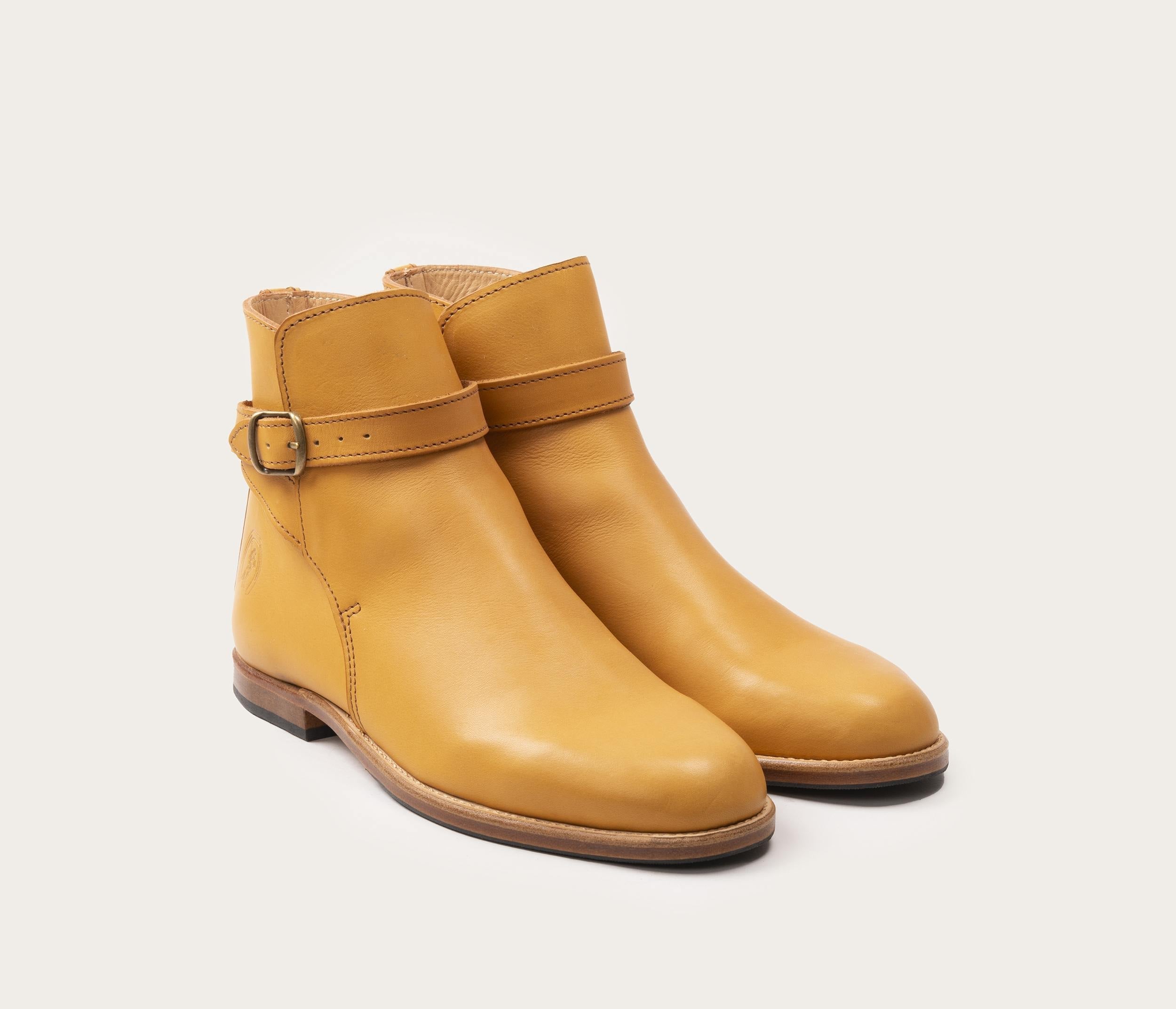 paire de boots pour homme avec lanière - chaussures en cuir naturel suportlo - paire de bottines homme en cuir naturel - paire de chaussures camarguaises - paire de chaussures en cuir pour homme - paire de boots suportlo naturel homme - paire de boots cuir français