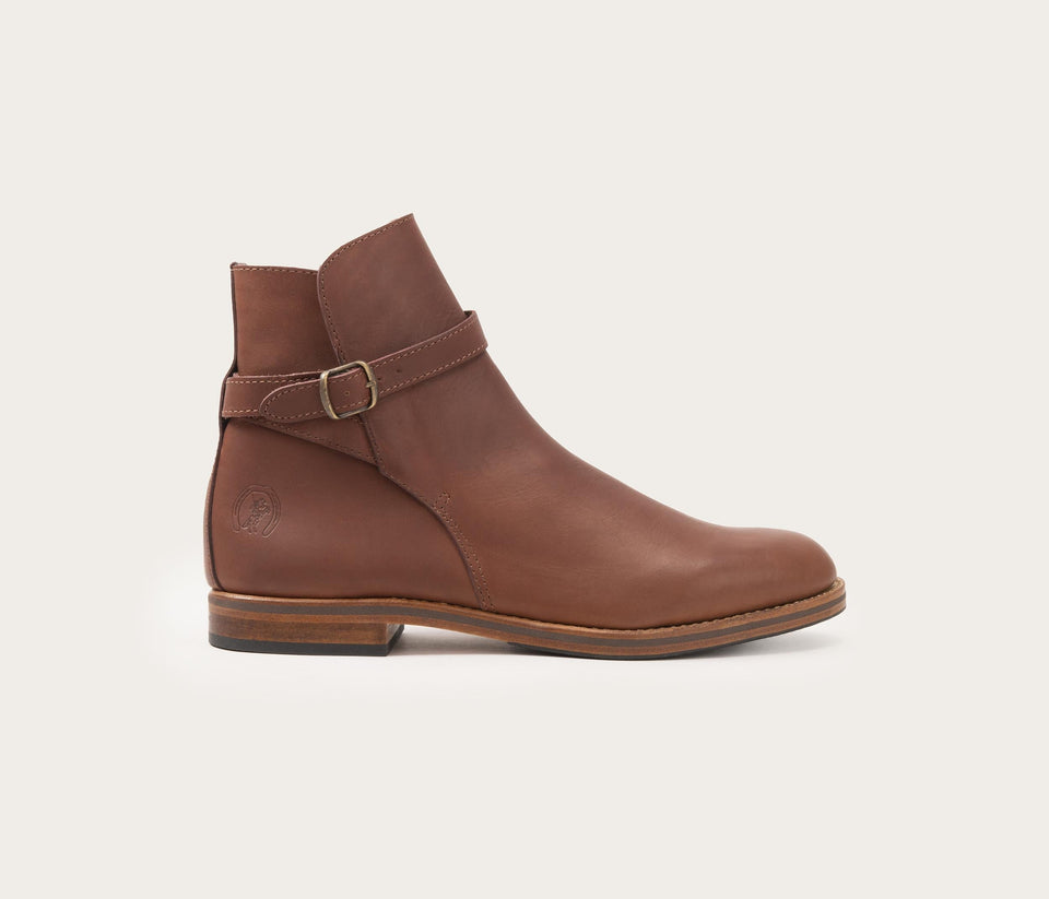 bottine en cuir marron - bottine en cuir avec lanière - boots en cuir homme marron la botte gardiane - la botte gardiane boots homme - chaussures marron en cuir - chaussure camarguaise en cuir - boots camarguaise marron homme - boots homme en cuir - paire de boots marron - boots à lanière cuir - camargue boots