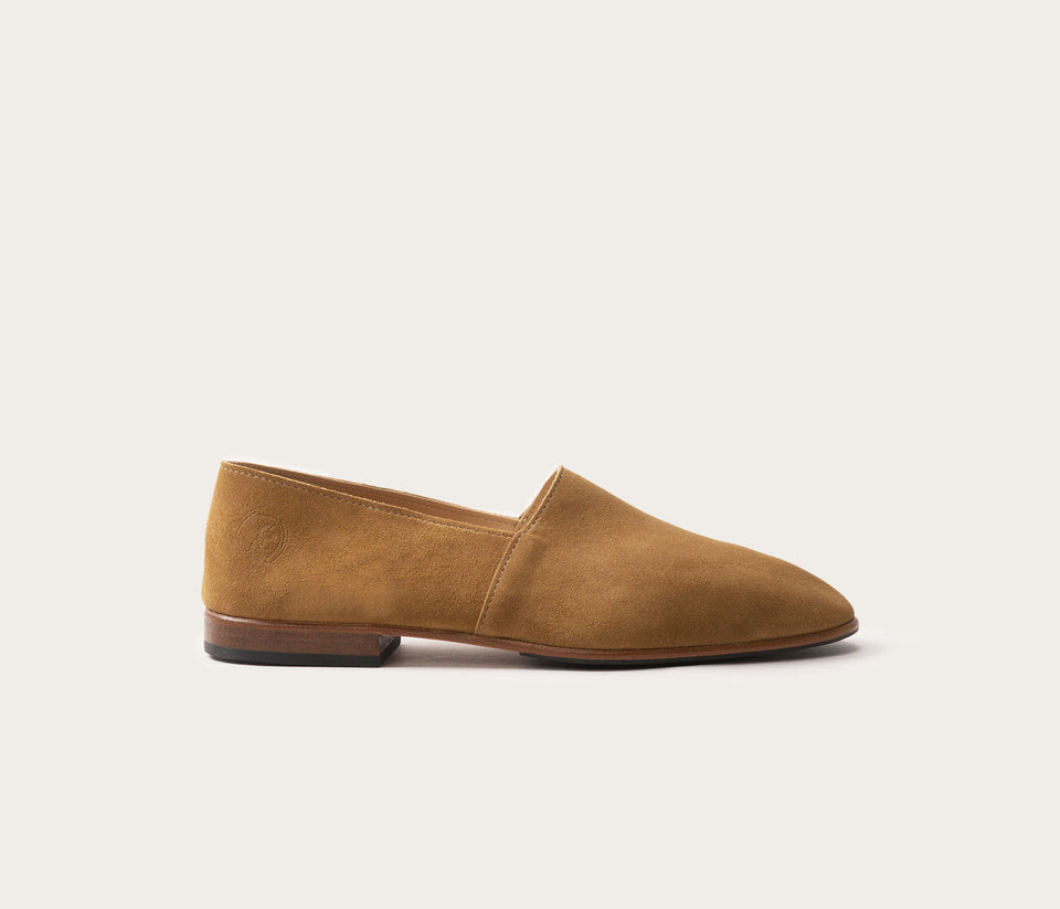 maury daim la botte gardiane, mocassin en daim beige, mocassin en cuir daim, mocassins chic, sleepers pour homme, style chausson venisien, style chausson italien, style friulane, maury la botte gardiane, atelier la botte gardiane, mocassin français
