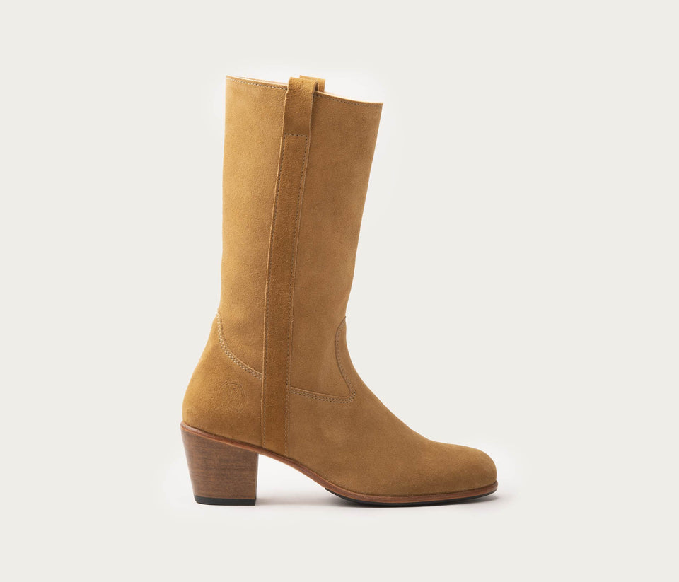 botte à talon en daim havane - botte femme à talon en cuir velours - botte camarguaise à talon en daim, botte en daim, botte en cuir velours, botte femme en velours, botte en daim à talon, botte féminine camarguaise en cuir daim, botte velours la botte gardiane Simone