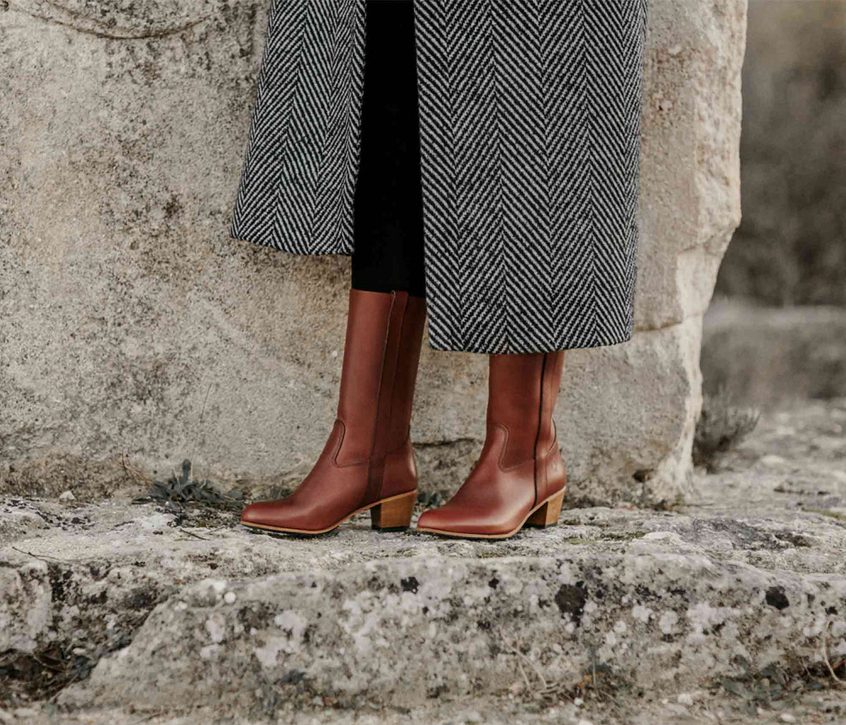 bottes bordeaux la botte gardiane portée, botte à talon en cuir portée, modèle simone bordeaux la botte gardiane porté, bottes artisanales camarguaises bardeaux portées