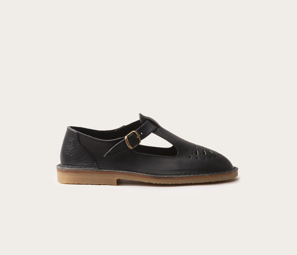 Alain noir la botte gardiane vue de coté, chaussures retro cuir noir, chaussure basse en cuir, chaussure noire en cuir, modèle alain noir, chaussure en cuir ouverte, chaussure ouverte en cuir français, cuir suportlo