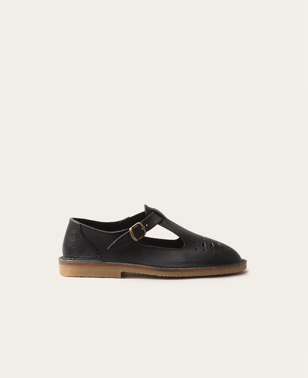 Alain noir la botte gardiane vue de coté, chaussures retro cuir noir, chaussure basse en cuir, chaussure noire en cuir, modèle alain noir, chaussure en cuir ouverte, chaussure ouverte en cuir français, cuir suportlo,