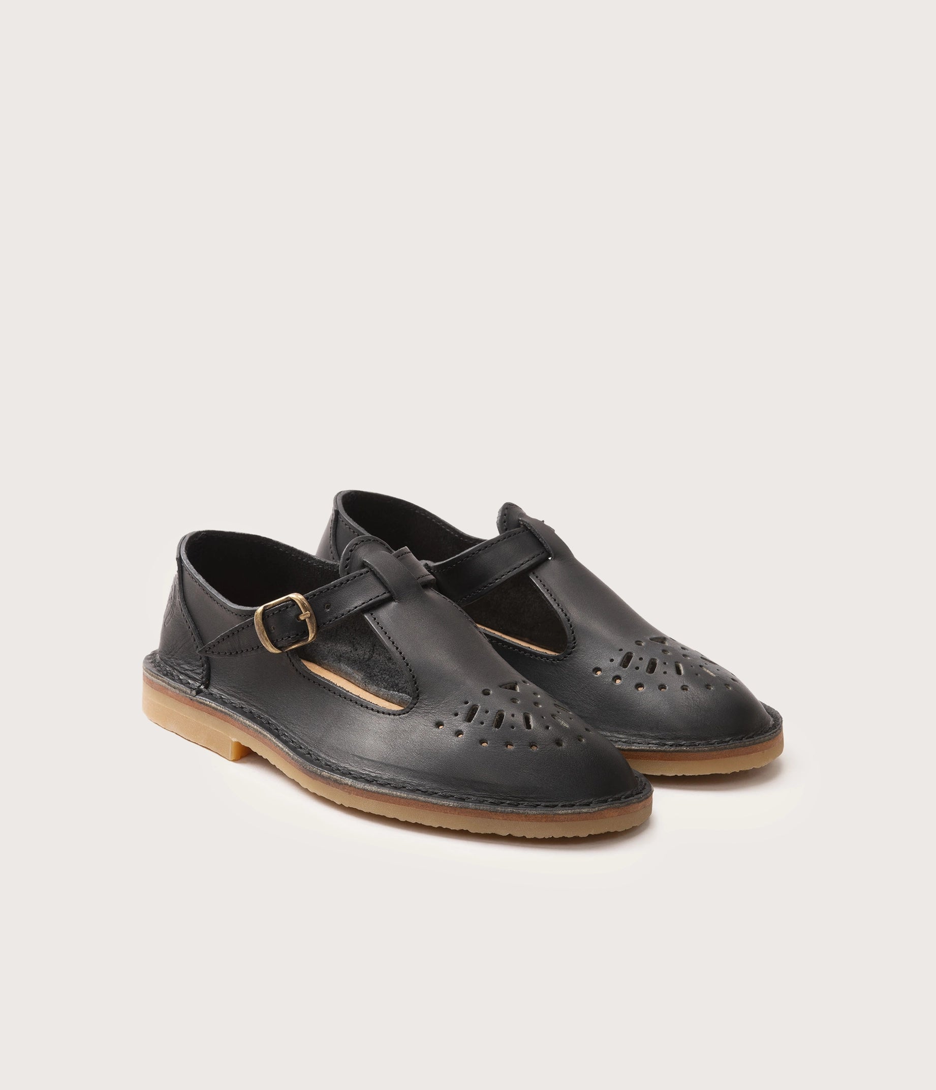 paire de chaussure en cuir, paire de chaussure noires en cuir, chaussure basse camarguaise Alain en cuir français, chaussure en cuir suportlo, chaussure ouvertes été en cuir, chaussure en cuir ouverte style ballerine, fabriqué en france, chaussures basses made in France