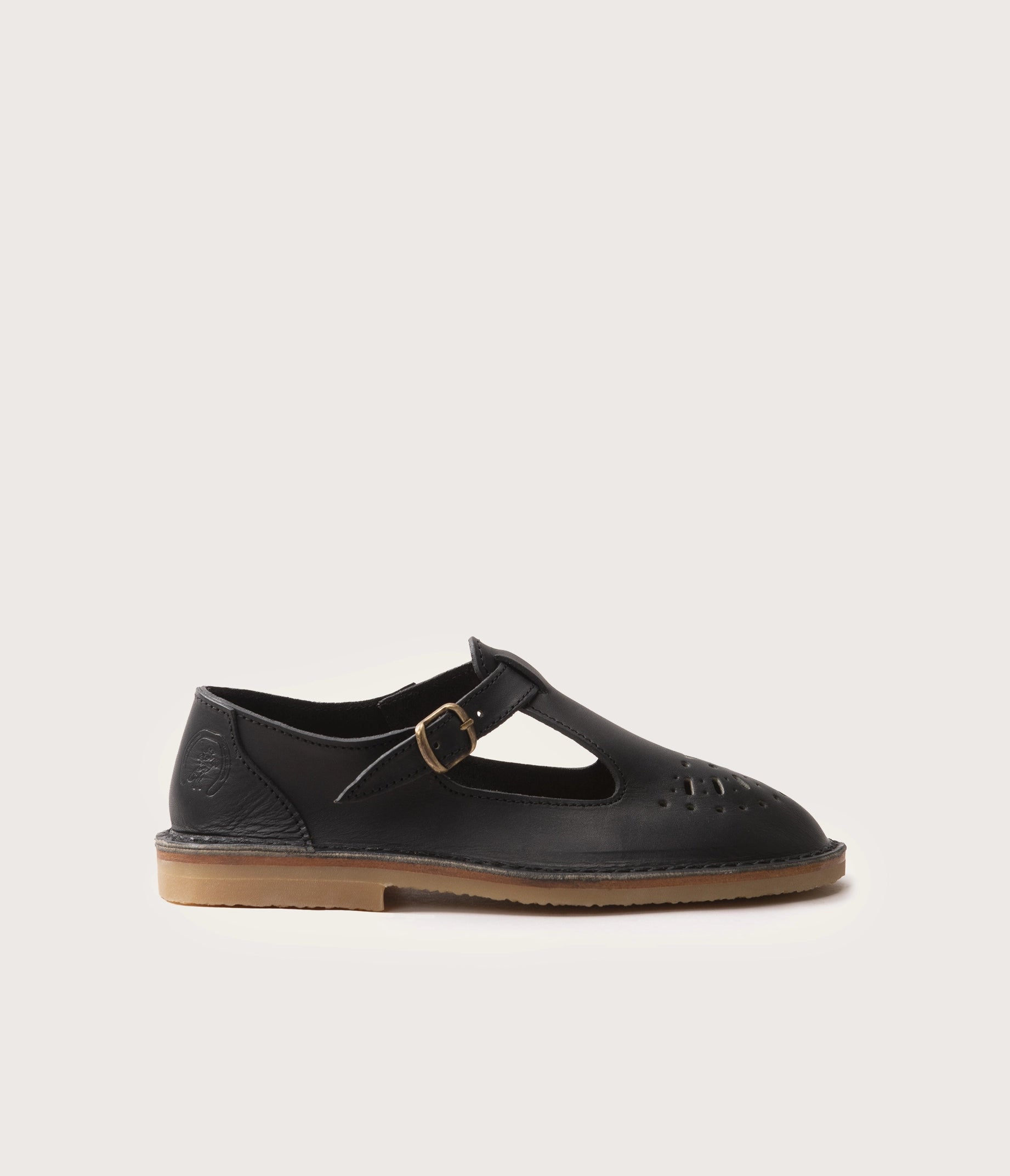 Alain noir la botte gardiane vue de coté, chaussures retro cuir noir, chaussure basse en cuir, chaussure noire en cuir, modèle alain noir, chaussure en cuir ouverte, chaussure ouverte en cuir français, cuir suportlo, cuir français tannerie haas, chaussure avec semelle gomme