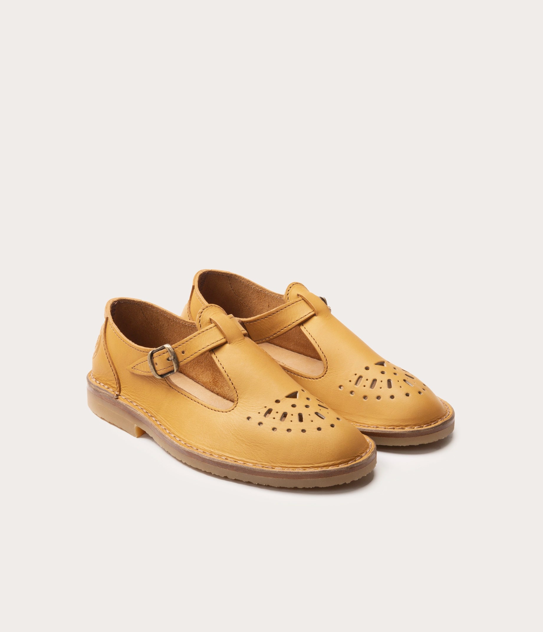 paire de sandale en cuir français, paire de sandale style rétro, paire de sandale mixte en cuir style chaussure d'enfant, chaussure basse bout fermé en cuir, sandale bout fermé en cuir, sandale en cuir mixte camarguaise