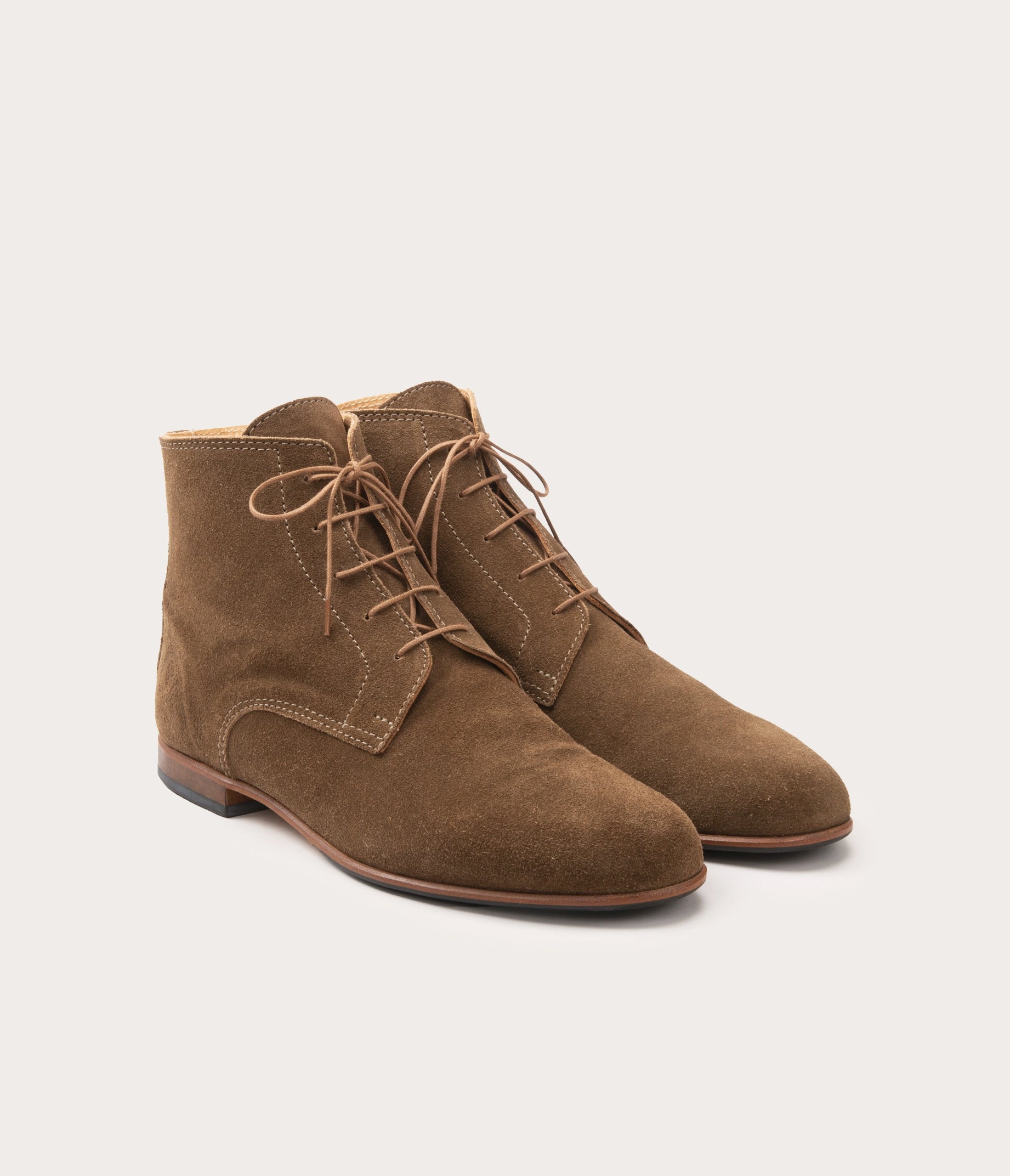 paire de chaussures pour homme en cuir - bottines en cuir homme - taupe chaussure - bottines a lacets homme - boots pour homme en cuir - boots à lacets homme - paire de boots en cuir taupe à lacets