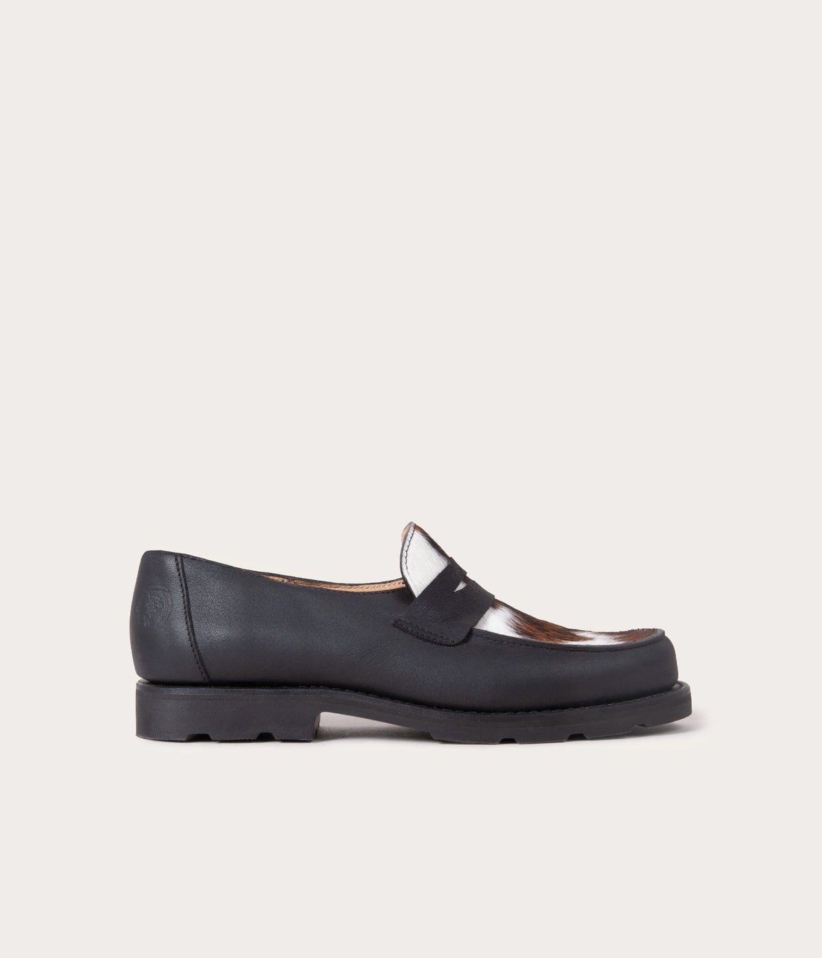 mocassins en cuir souple noir et vache normande, mocassin femme, mocassin homme, mocassins semelle caoutchouc, mocassin camarguais, mocassin imprimés vache, mocassin artisanal, mocassin fabriqué en France, mocassins français, mocassin pour femme, mocassin pour homme artisanal, mocassin La Botte Gardiane, derbies, derbies femme, mocassin en cuir d'exception, mocassin en cuir poils