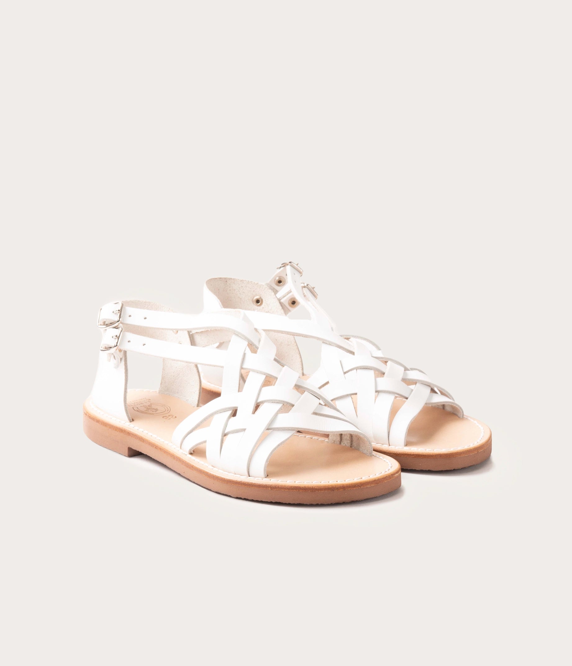 paire de sandales en cuir blanc gras femme - paires de nus pieds femme en cuir blanc - paire de nus pieds femme brides croisées - chaussure d'été femme en cuir - camargue sandales blanches 