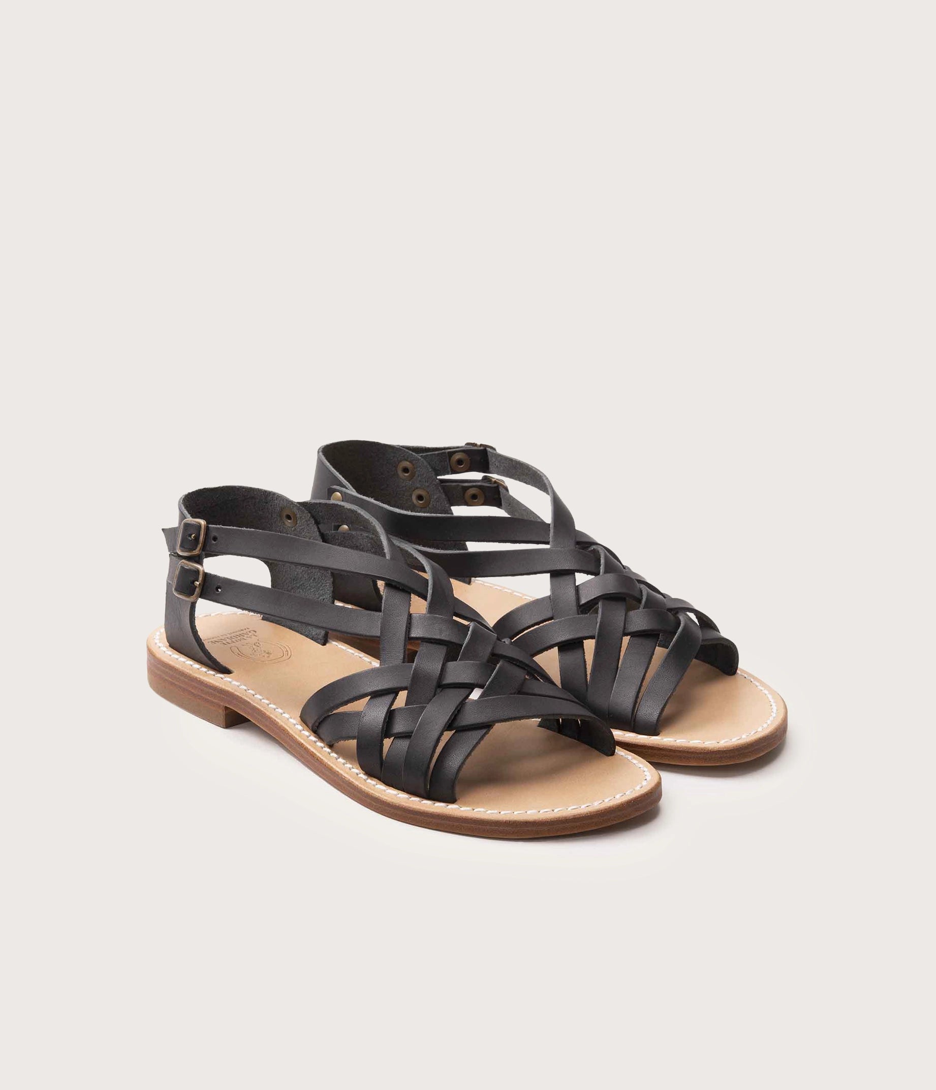 paire de sandale en cuir végétal, paire de nu pieds noir pour femme, paire de sandale en cuir noir, label EPV, made in Camargue, atelier français, production artisanale, Sandales estivales en cuir, la botte gardaine modèle Annabel noir