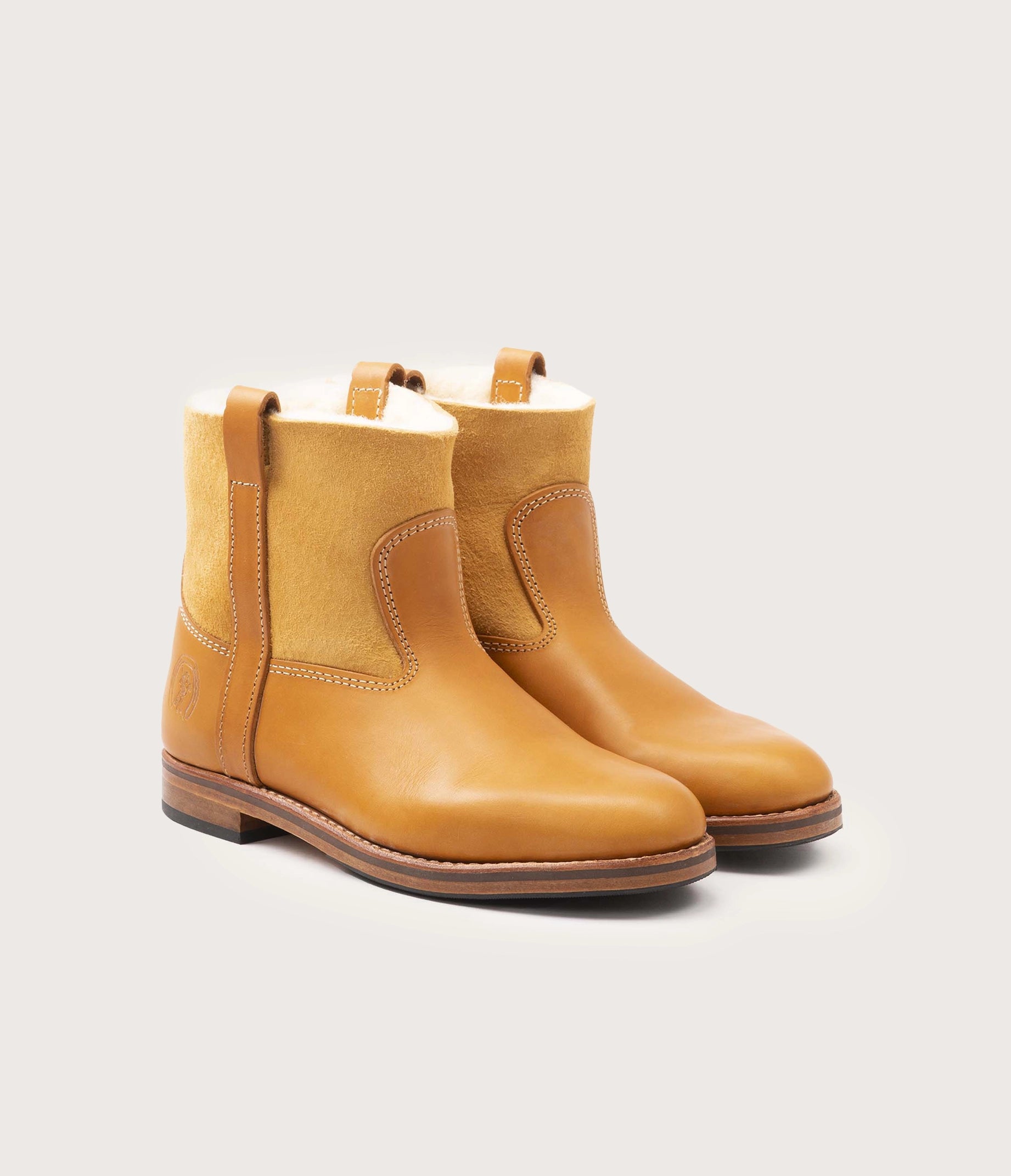 paire de boots en mouton, la botte gardiane, chaussure homme fourré, chaussure pour homme, chaussure homme made in france, boots madeinfrance, 