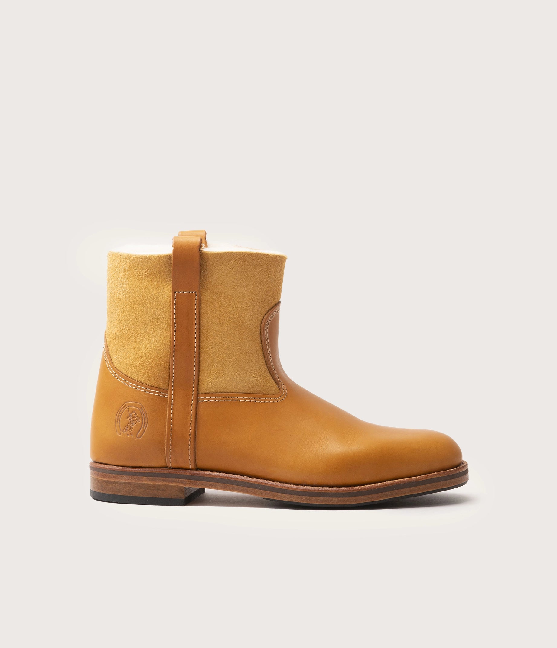 chaussure en mouton, bottes mouton, botte mouton, chaussures en mouton, chaussures en peau de mouton, chaussure shearling, shearling shoes, boots mouton, boots en peau retournée, boots homme mouton, boots mouton naturel, mouton naturel