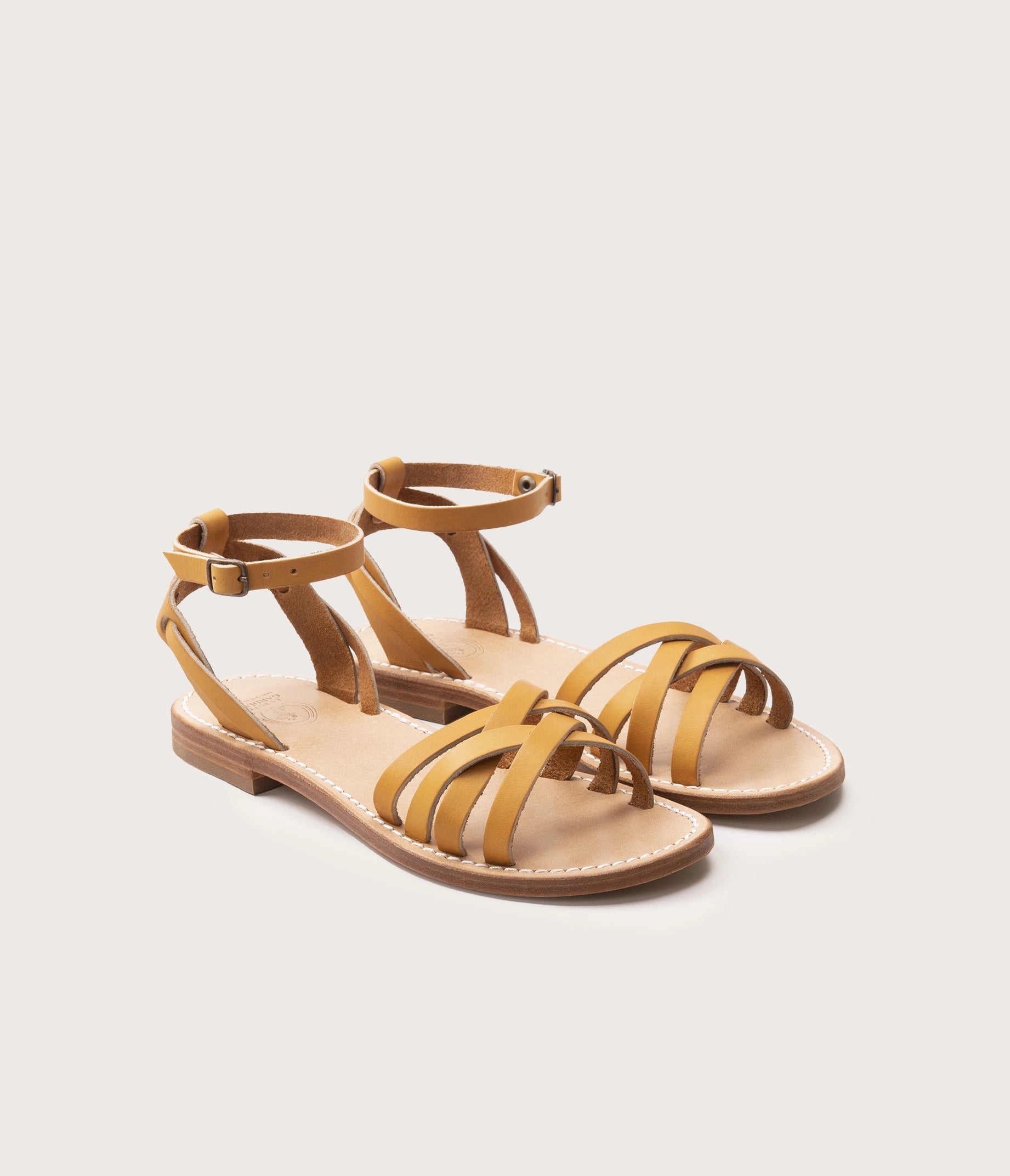 sandale la botte gardiane, semelle tannage végétal,  Sandales en cuir femme confort, sandales cuir femme artisanales, paire de sandale en cuir femme, sandale plate en cuir, sandale talon plat en cuir naturel français, fabrication artisanale française