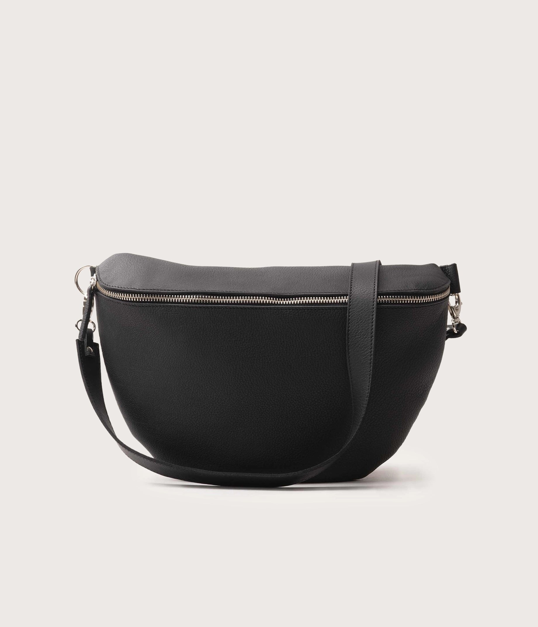 sac banane cuir noir, sac banane, sac bandouliere, sac sans les mains, sac made in france, banane française, sac en cuir, cuir noir, cuir français