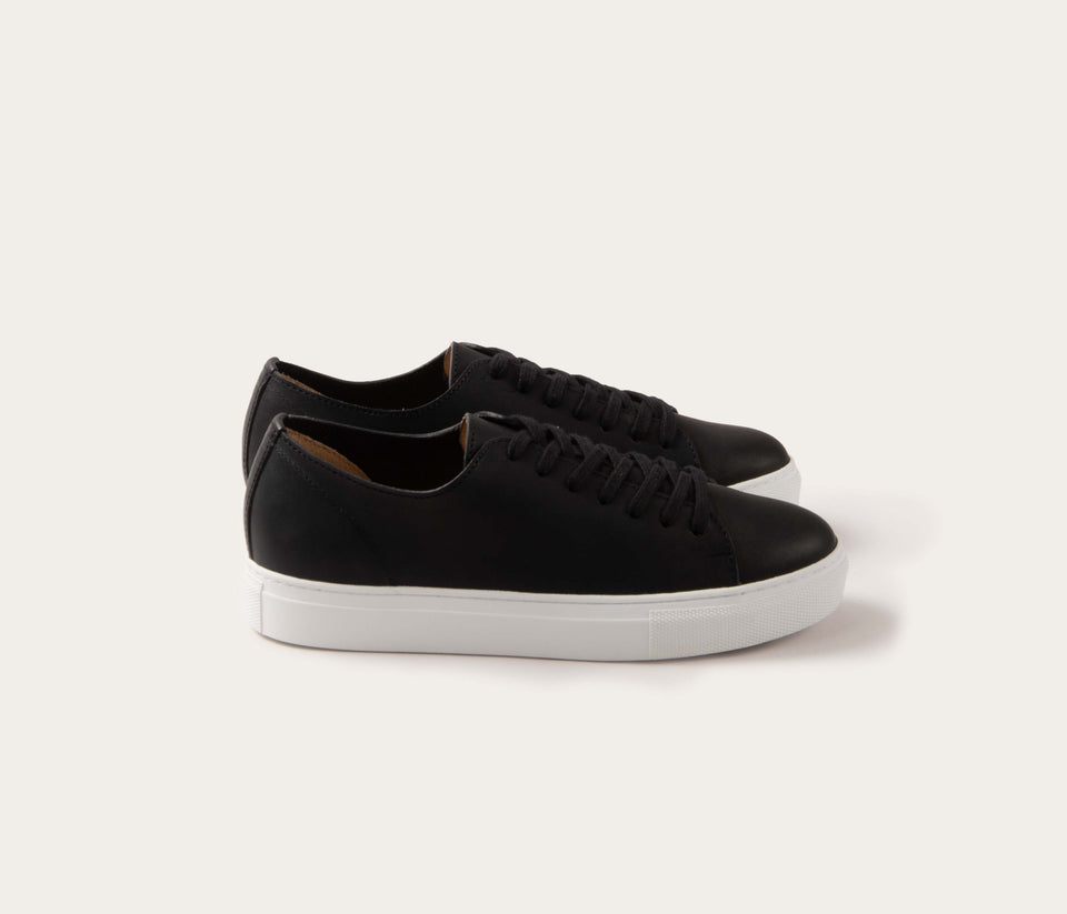 basket la botte gardiane cuir noir, basket made in occitanie, basket made in france, basket cuir gras noir, sneakers suportlo, chaussure sneakers homme, sneakers femme cuir , sneakers qualité, paire basket noir, atelier la botte gardiane