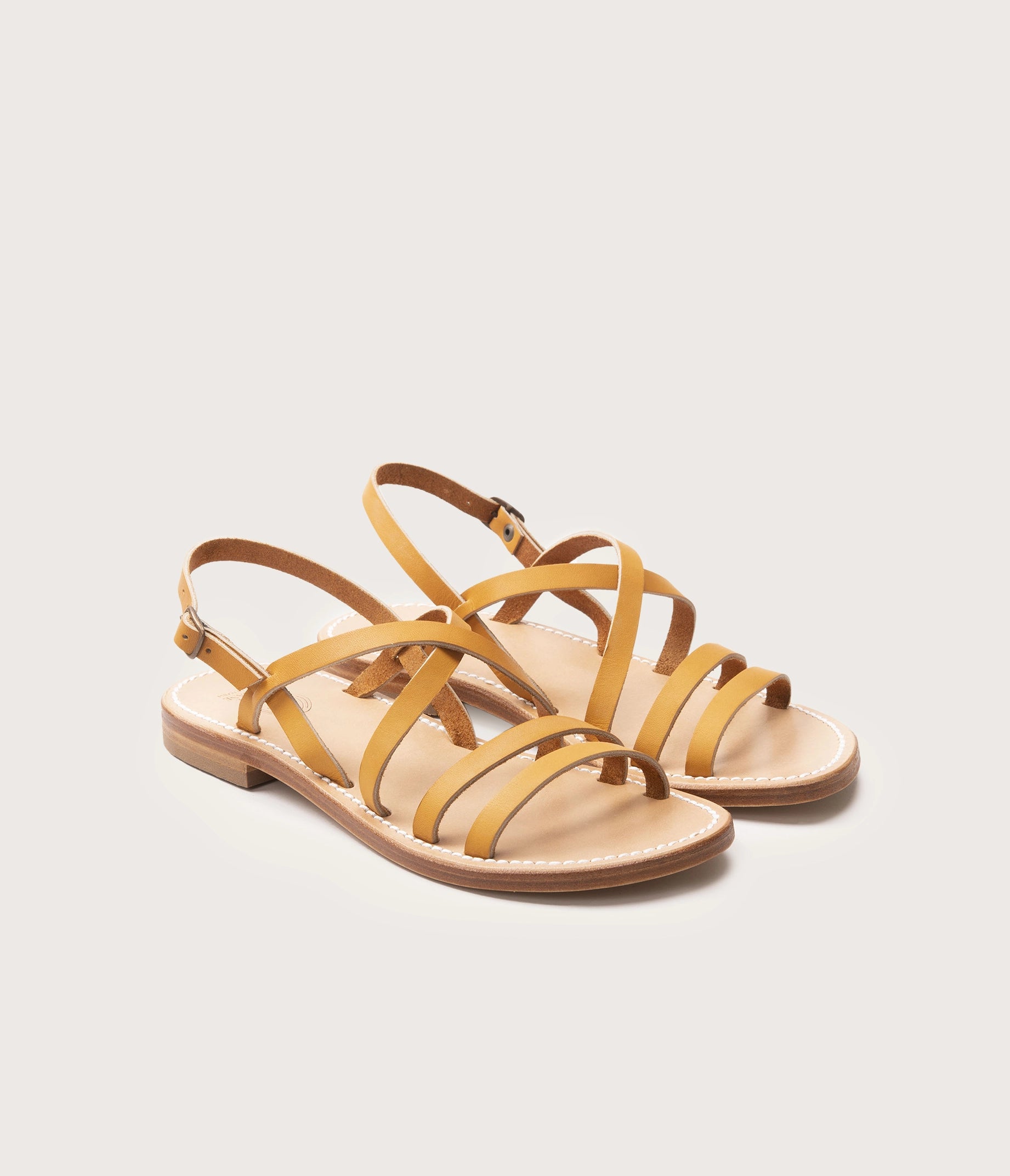 paire de sandale en cuir femme - paire de sandale camarguaise en cuir naturel - cuir tannerie haas - nus pieds en cuir français - paire de nus pieds en cuir femme - sandales bastille la botte gardiane en cuir naturel - paire de sandales la botte gardiane en cuir naturel brides fines - nus pieds réglables - sandales grandes pointures femme 