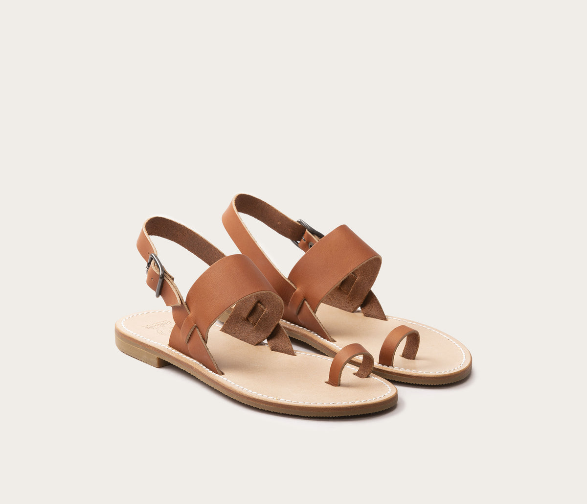 paire de nu pieds camarguais, paire de sandale en cuir français couleur fauve
