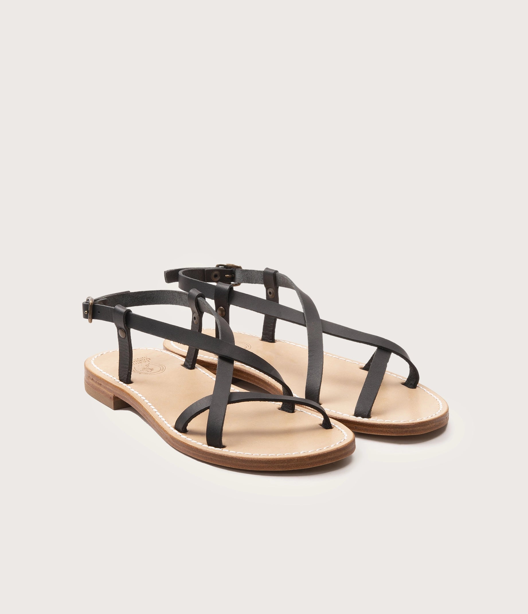 paire de sandales tanné végétal - tannage végétal sandale femme - la botte gardiane sandales belle ile - brides fines sandales femme - fabriquées en france  - sandales femme noires et simples - EVP - sandales femme élégantes