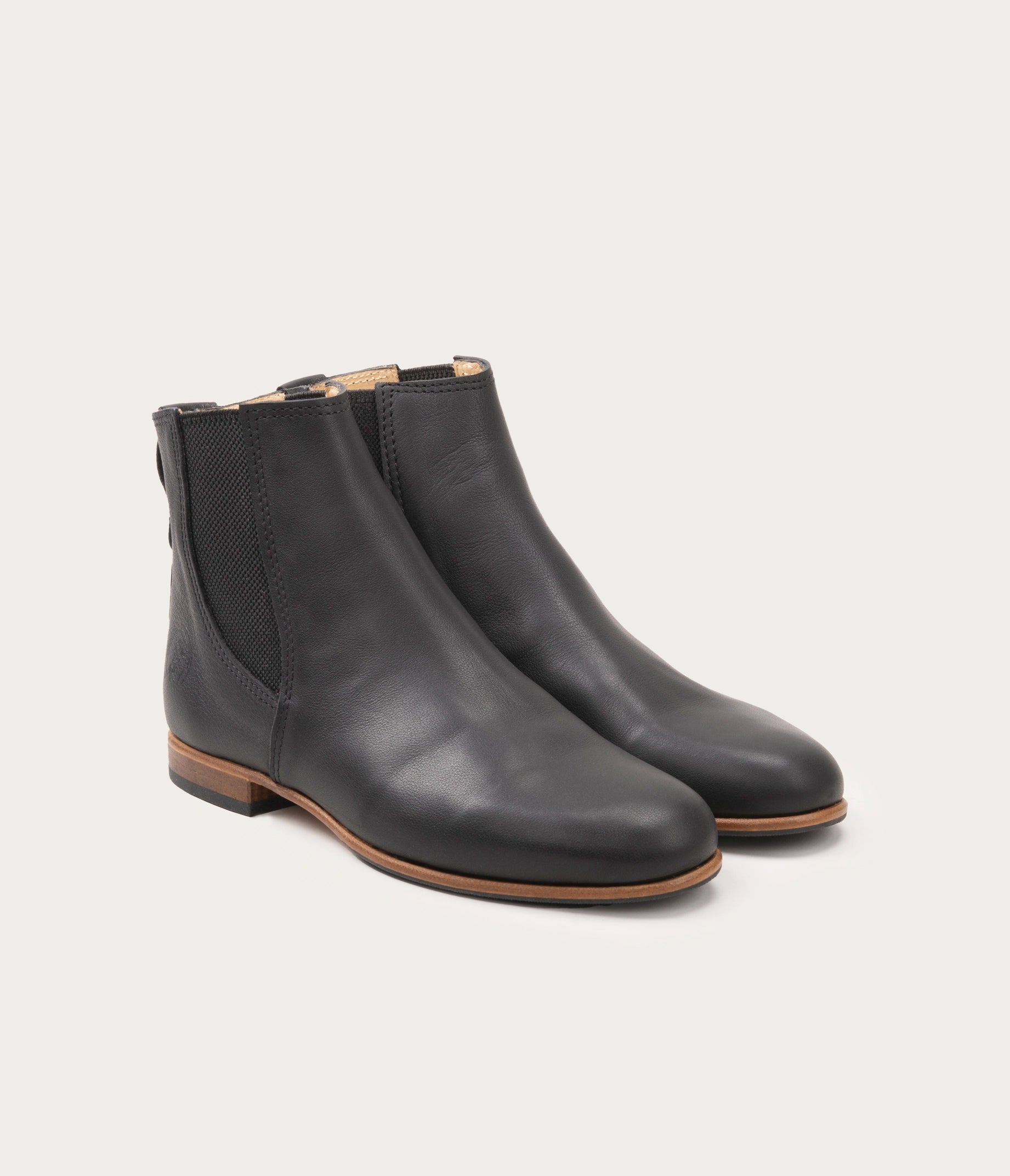 paire de bottine en cuir souple noir - paire de bottines en cuir souple noir femme - paire de bottine en cuir avec des élastiques - paire de bottines la botte gardiane élastique - la botte gardiane bottines berlioz - bottines berlioz en cuir souple noir - cuir tannerie haas - paire de chaussures hiver en cuir
