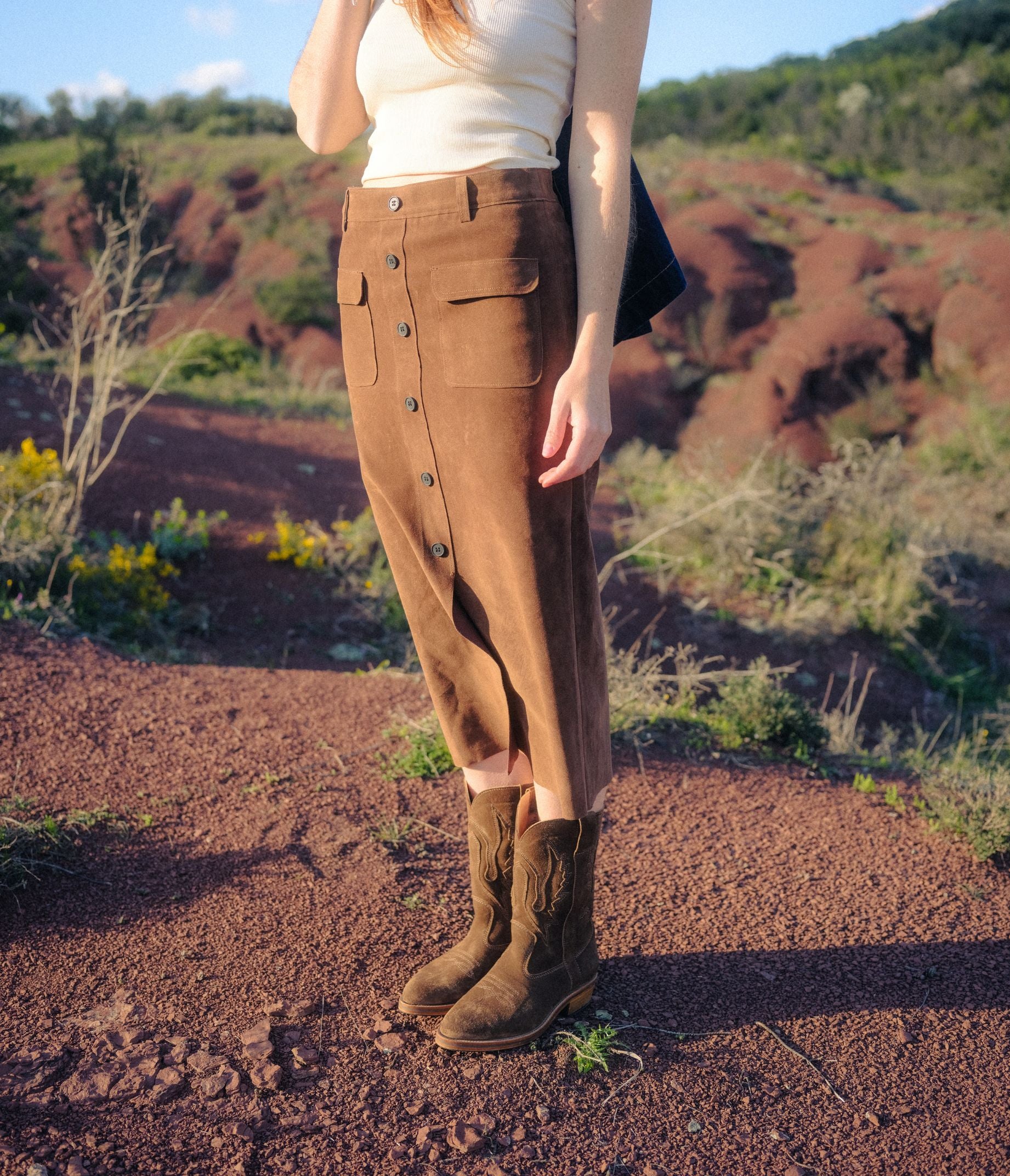 paire de bottes santiag, bottes santiag en cuir velours, botte femme cuir velours taupe, santiag en cuir velours, bottes cow boy, 