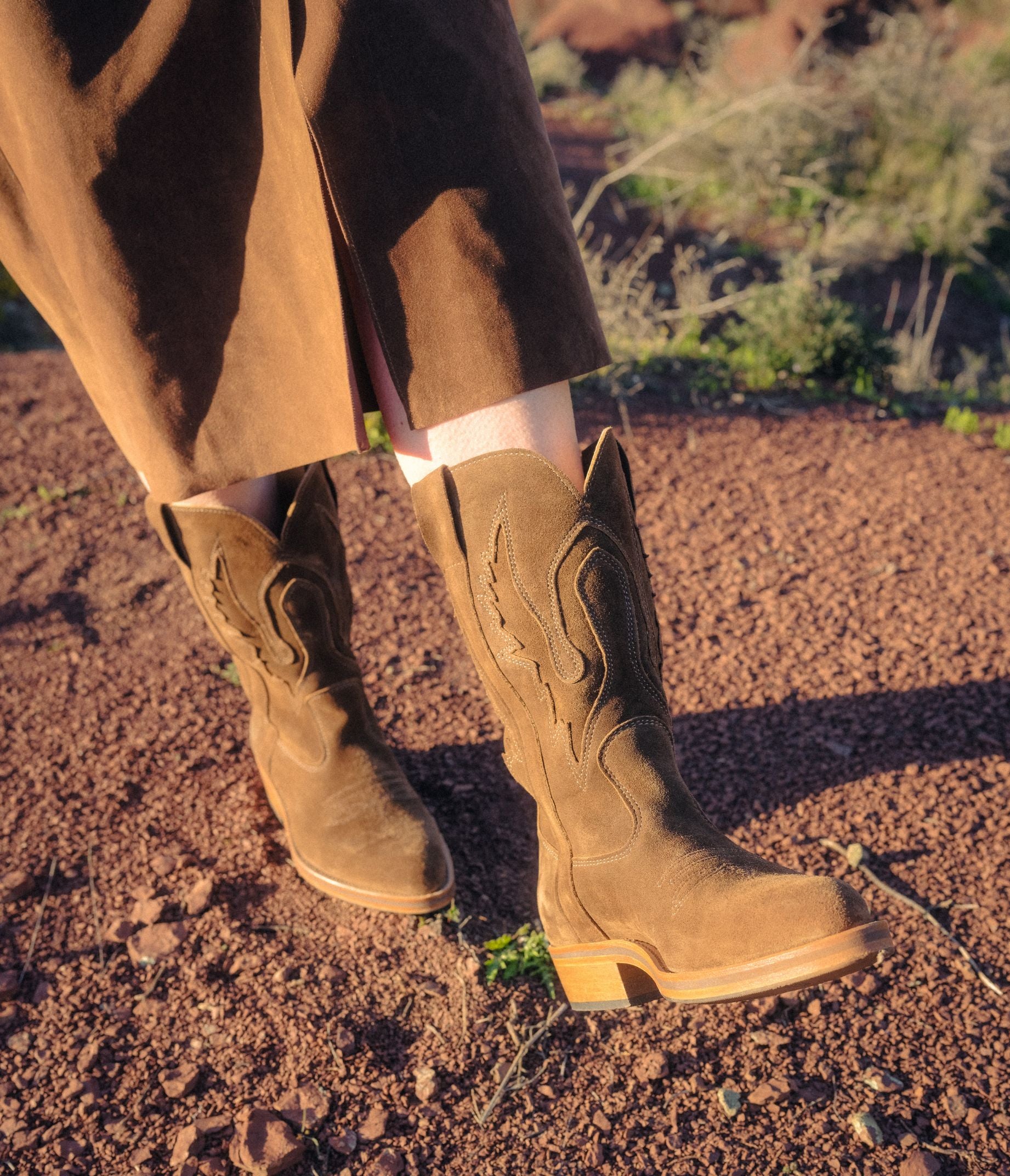 bottes santiag en cuir velours taupe, santiag femme, santiag en cuir, bottes esprit western femme, bottes en cuir santiag, véritable santiag, traditionnelles santiag en cuir, bottes de cow boy, santiag fabriquées en France