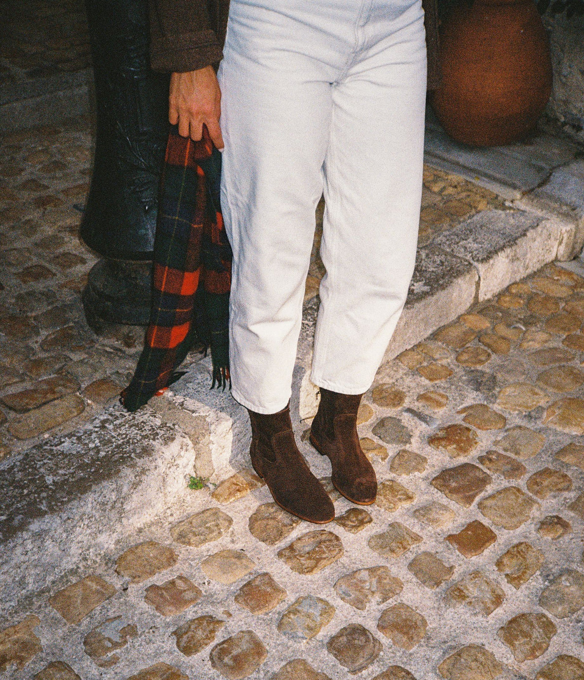 bottine en cuir velours chocolat, bottine en velours marron, bottine femme en cuir, boots femme, bottine femme en cuir velours chocolat, bottine zippée, bottine velours marron, bottine camarguaise, bottines fabriquées en France