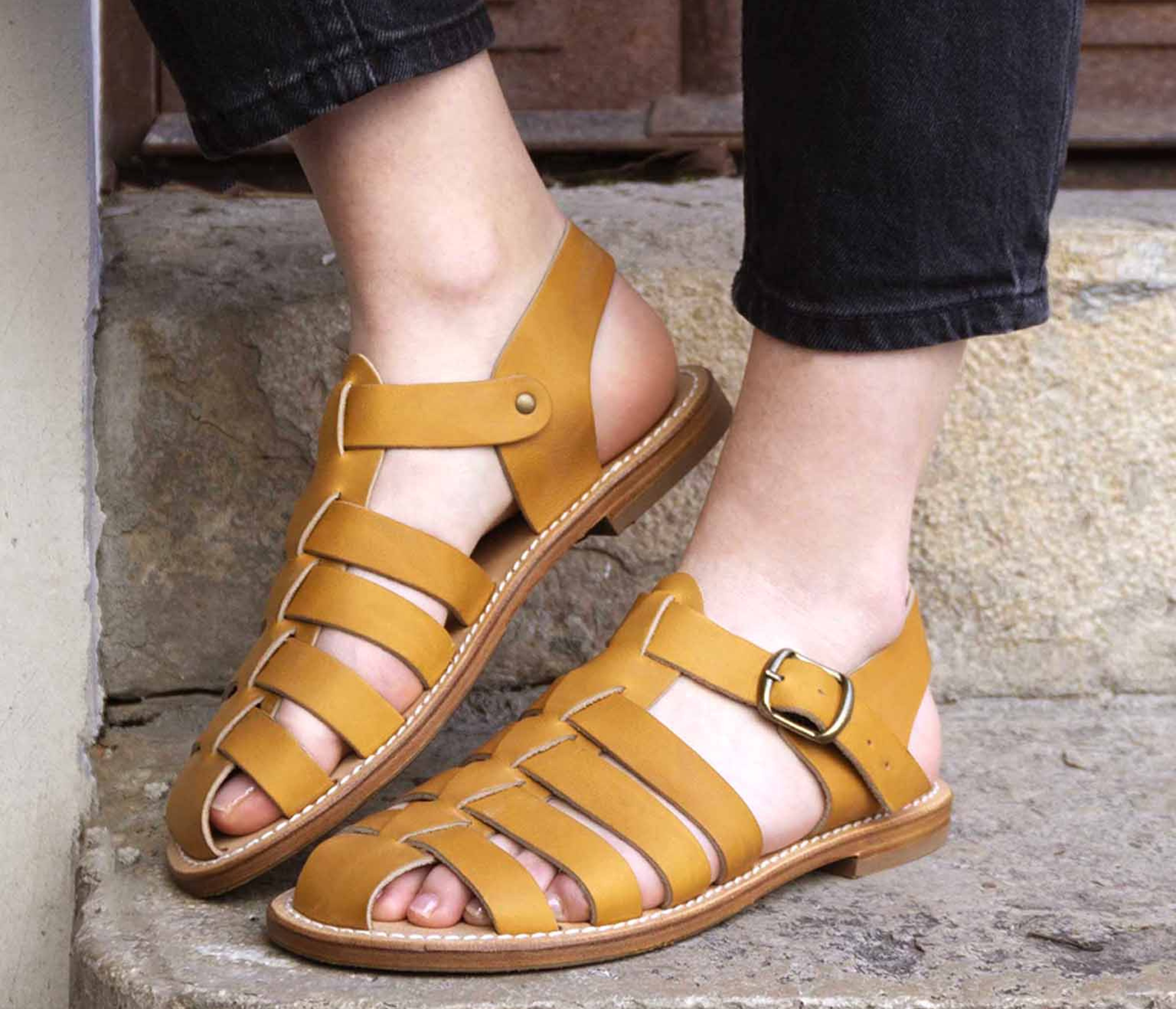 chaussures sandales caroles la botte gardiane portée - la botte gardiane atelier aigues-vives modèle caroles - sandales en cuir caroles portée 