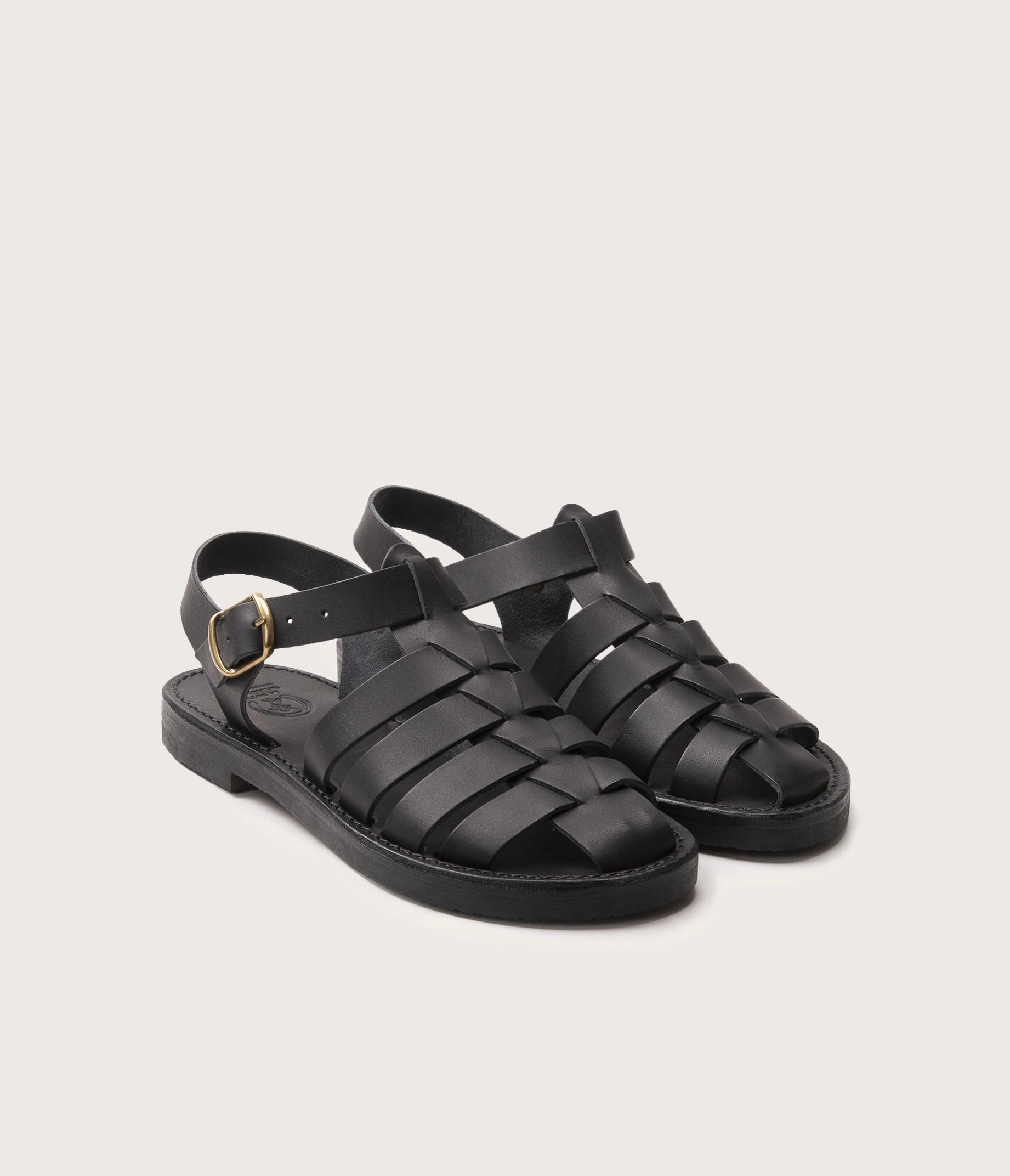 sandale femme en cuir noir, sandales femme en cuir noir, sandales en cuir noir, sandales en cuir confortable, sandales noire, sandale bout ferme, sandal noir, sandale en cuire, la botte gardiane, atelier de chaussure, fabriquant français labottegardiane, sandale la botte gardiane, La botte gardiane, le dernier fabriquant français de la camarguaise fabrique des sandales, sandale made in france,diane, sandal sandale artisanales, sandales française