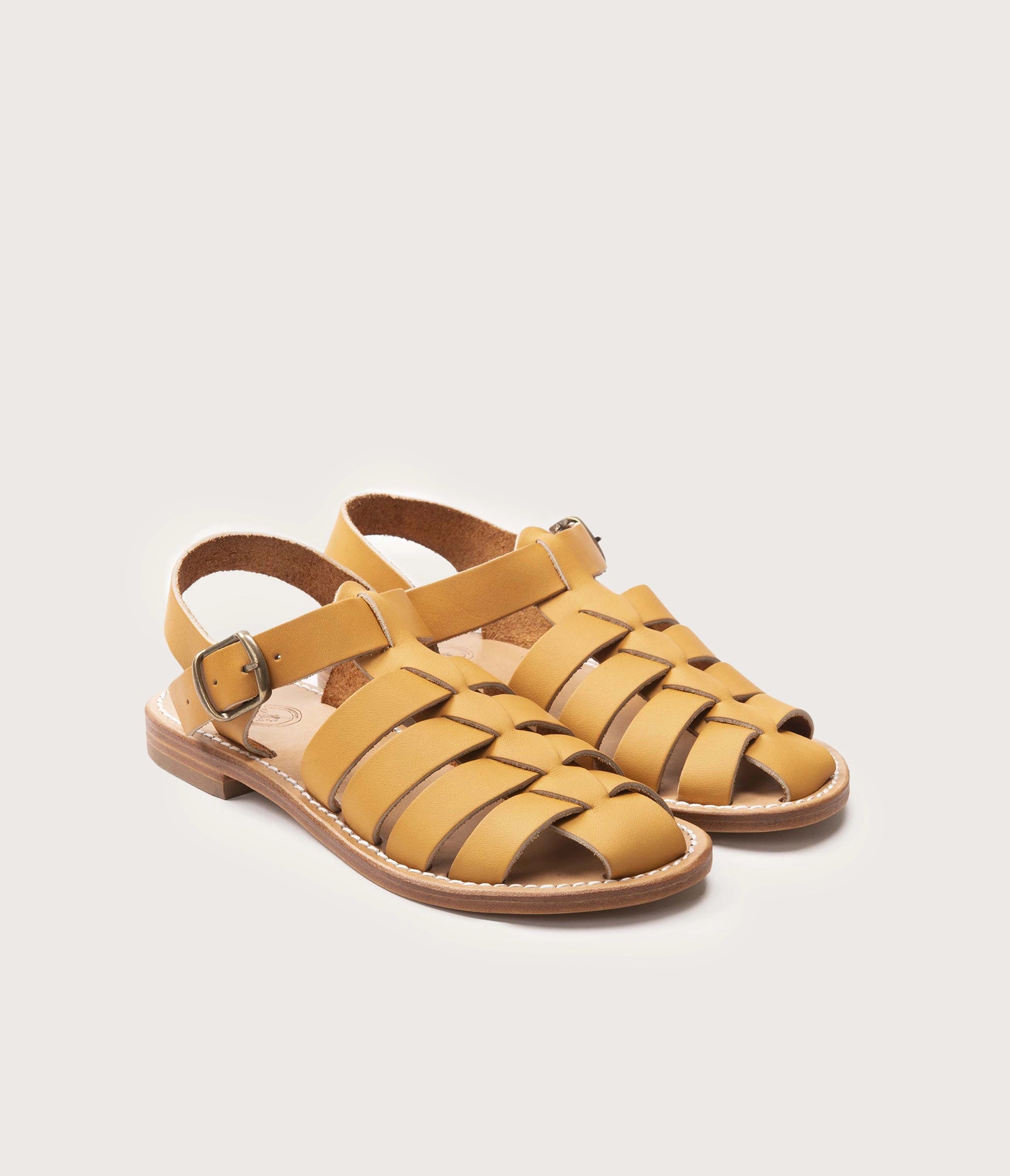sandale la botte gardiane, sandale cuir naturel, sandale style meduses, méduse, méduses - sandales de pecheurs en cuir fra,çais - atelier la botte gardiane - sandales femme style pêcheurs en cuir naturel - look moderne avec sandale en cuir - cuir tannerie haas - chaussures style pecheurs pour femme en cuir naturel
