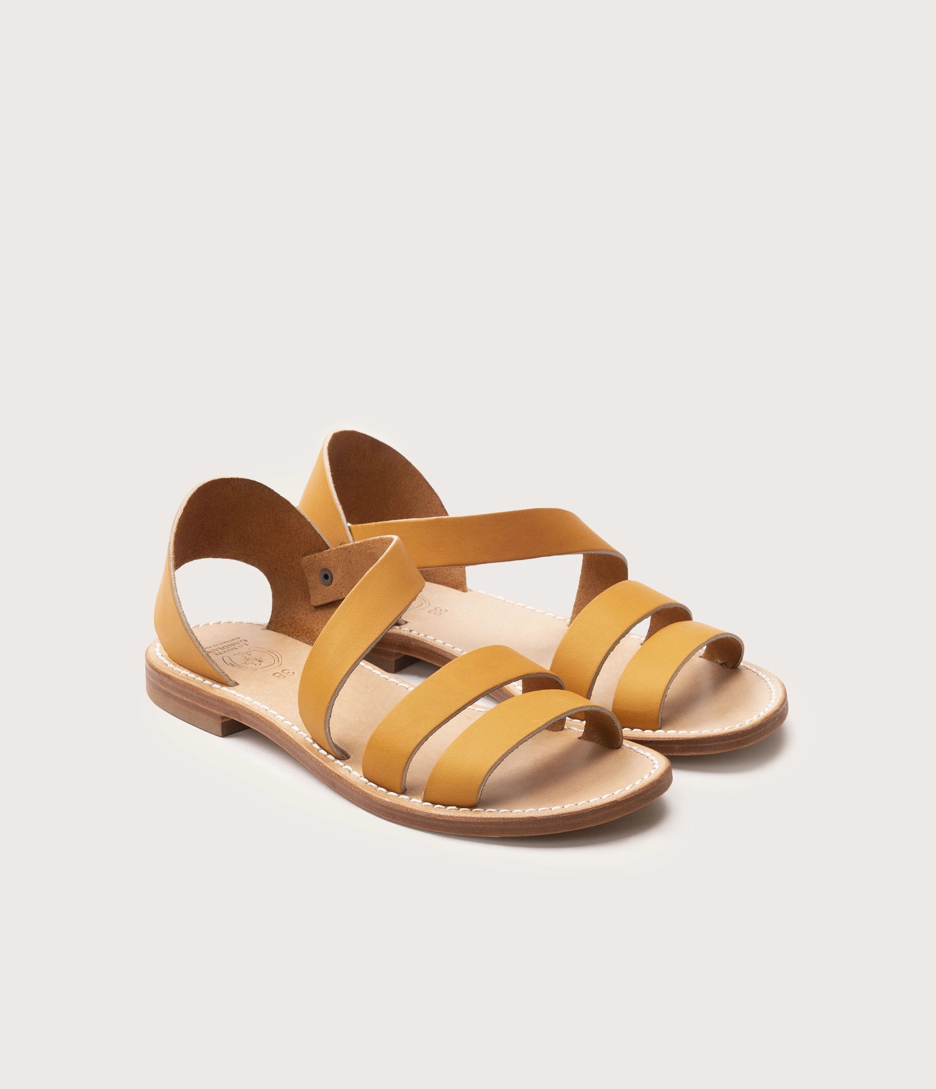 paire de nus pieds femme en cuir - paire de sandales en cuir naturel - cuir tannerie haas - paire de sandales sans attaches - paire de nus pieds faciles à enfiler - paire de sandales pour femme en cuir français - sandales la botte gardiane carry en cuir naturel 