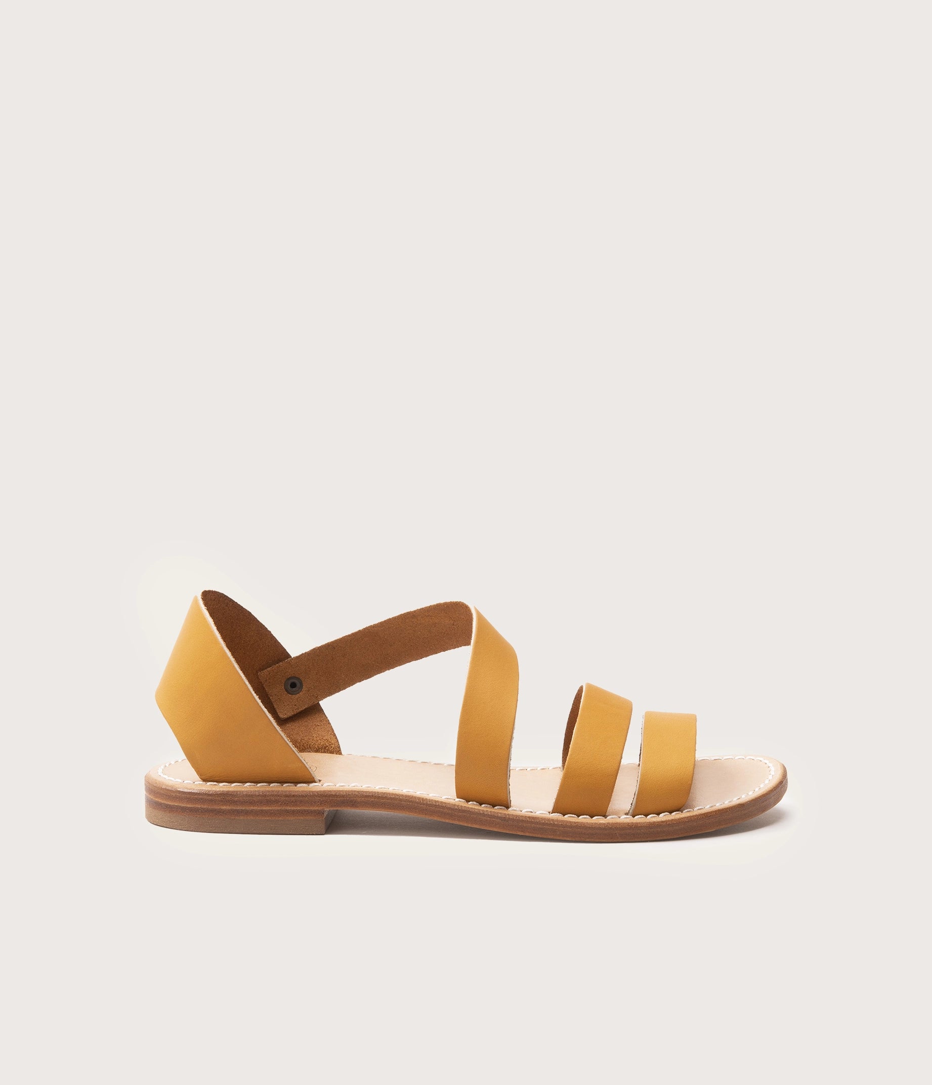 sandales femme en cuir naturel gras - nus pieds sans attache - nu pied femme sans boucle ni fermeture - nus pieds en cuir naturel gras - sandale la botte gardiane femme Carry - nus pieds brides - atelier aigues-vives - fabriqué en france - fabriqué en camargue - 