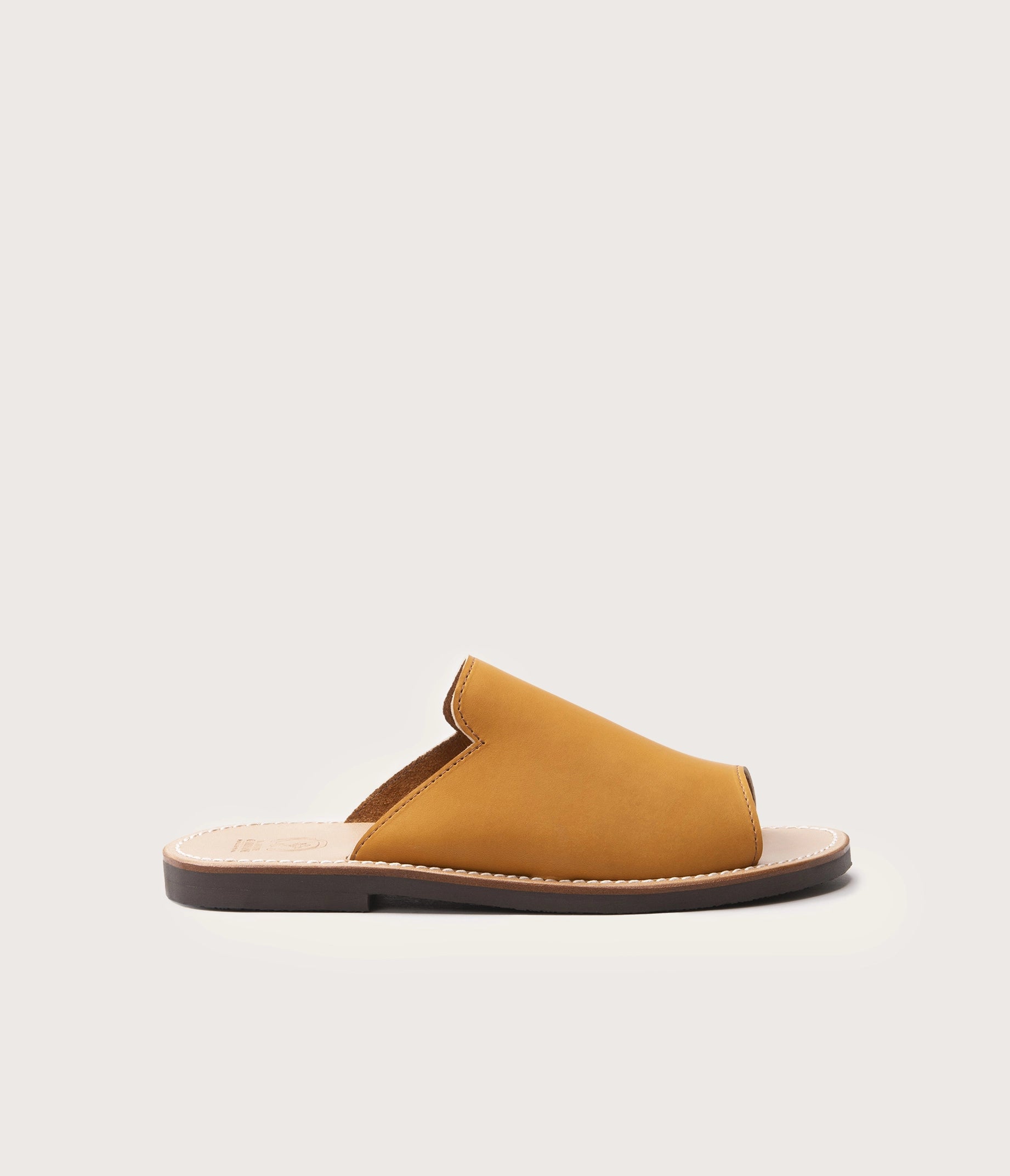 mule en cuir pour homme - mule en cuir gras naturel homme - sandale homme castel - modèle castel en cuir la botte gardiane - semelle airlite chaussures - sandales pour homme - atelier aigues-vives - mules camarguaises - mule homme moderne - 