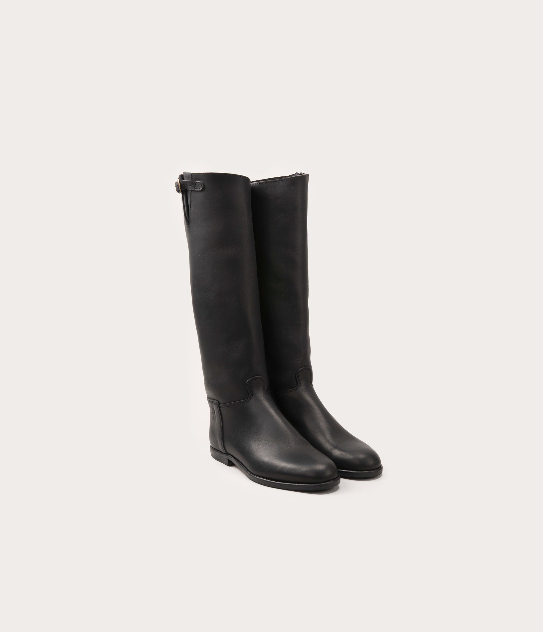 paire de botte cavalière en cuir noir gras - paire de bottes cavalières la botte gardiane noire - paire de bottes pour faire du cheval en cuir couleur noire - botte de cheval pour femme - paire de bottes camarguaises résistantes à l'eau - atelier la botte gardiane en camargue - aigues-vives - gard, paire de botte pour faire du cheval
