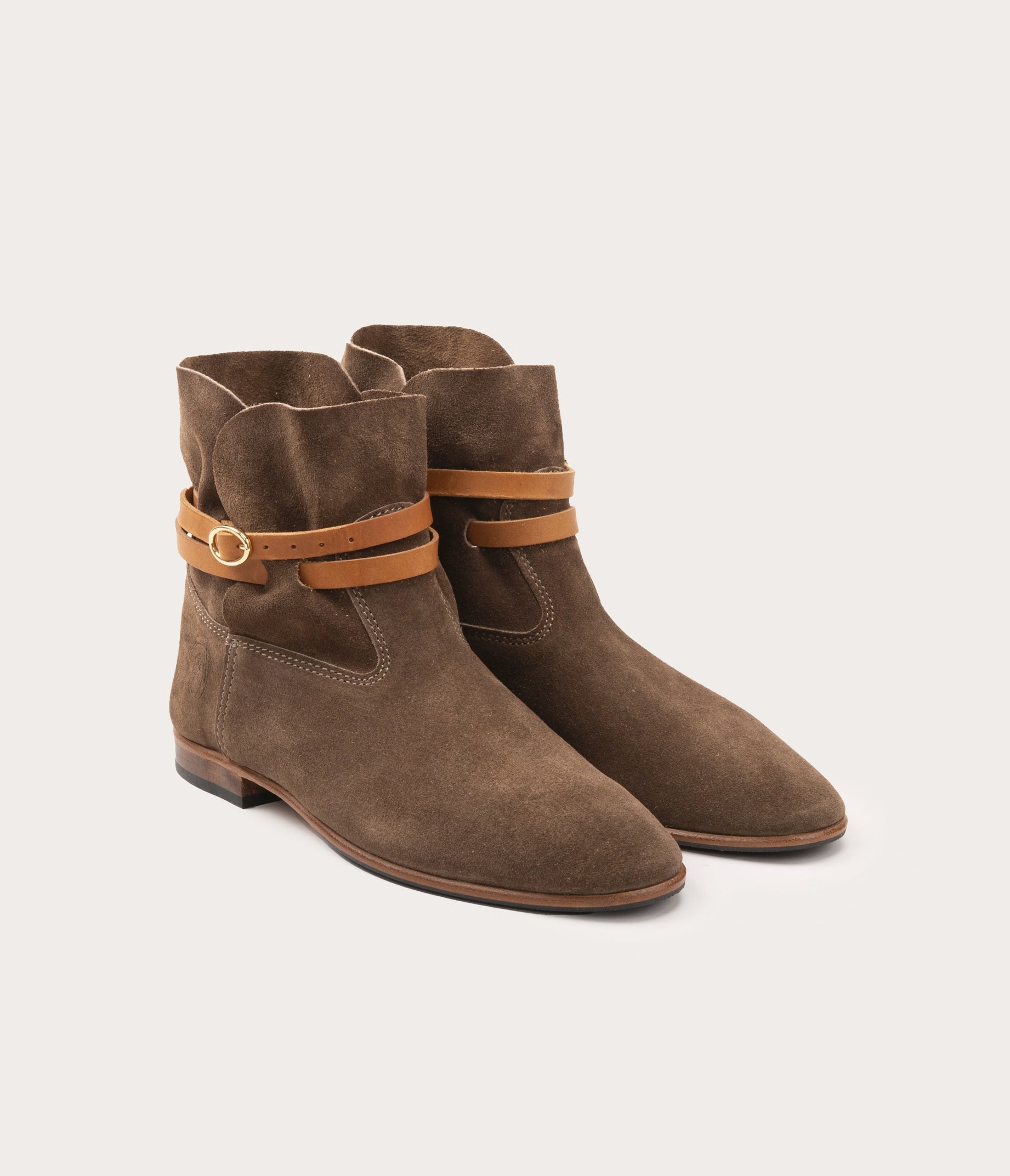 paire de bottine plate en daim - paire de bottine plate en velours - paire de bottine la botte gardiane femme en daim - modèle chelby taupe - bottine avec brides réglable - bottines réglables - paire de bottine plate réglable femme - paire de bottine camarguaise - paire de bottine plate camarguaise femme en cuir daim
