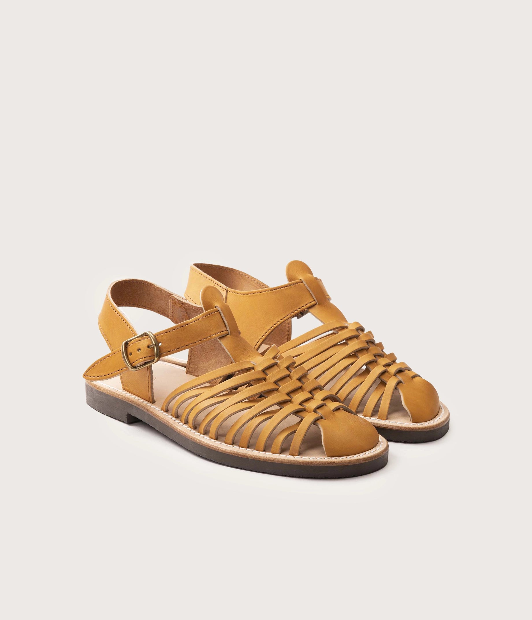 paire de sandale style pêcheur - sandales style pêcheur homme en cuir - paire de chaussures en cuir la botte gardiane - paire de chaussures estivales pour homme en cuir - atelier aigues-vives - paire de sandales camarguaises homme - sandales camarguaises pour homme en cuir - sandales réglables homme en cuir, paire de sandale en cuir homme bout fermé, nu pieds en cuir homme, nu pieds en cuir fermés