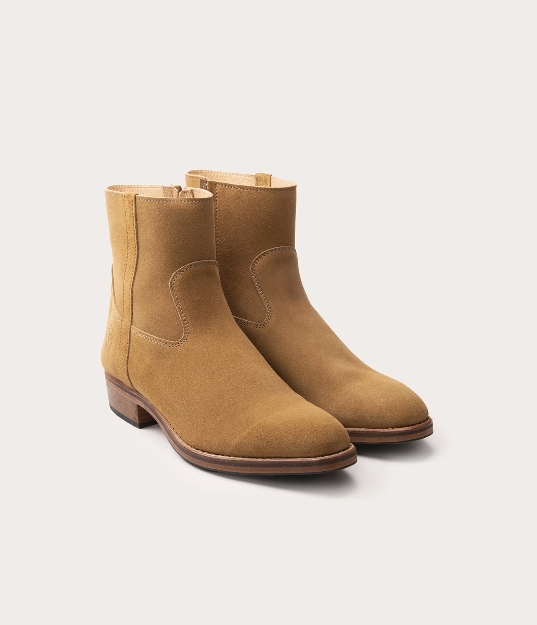 paire de bottines en cuir homme - paire de bottines beige homme - paire de boots en cuir homme avec fermeture éclair - chaussures camargue homme - fabrication française - paire de boots en cuir beige  - paire de bottine en daim pour homme