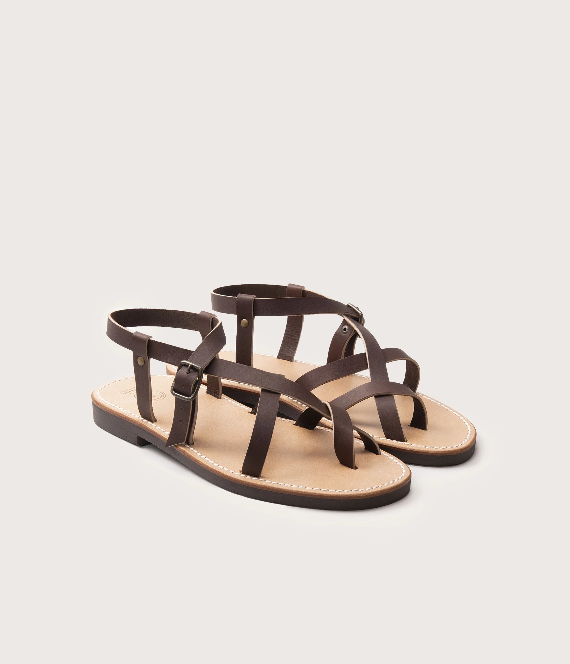 paire de sandale croisette homme - paire de sandale en cuir pour homme - paire de sandale en cuir gras homme - paire de sandale brides réglables homme - paire de nu pieds homme la botte gardiane - paire de sandale café - paire de nu pieds camarguais, paire de sandale couleur café talon plat, nu pieds plat homme café, nu pieds en cuir café homme, nu pieds artisanaux homme 