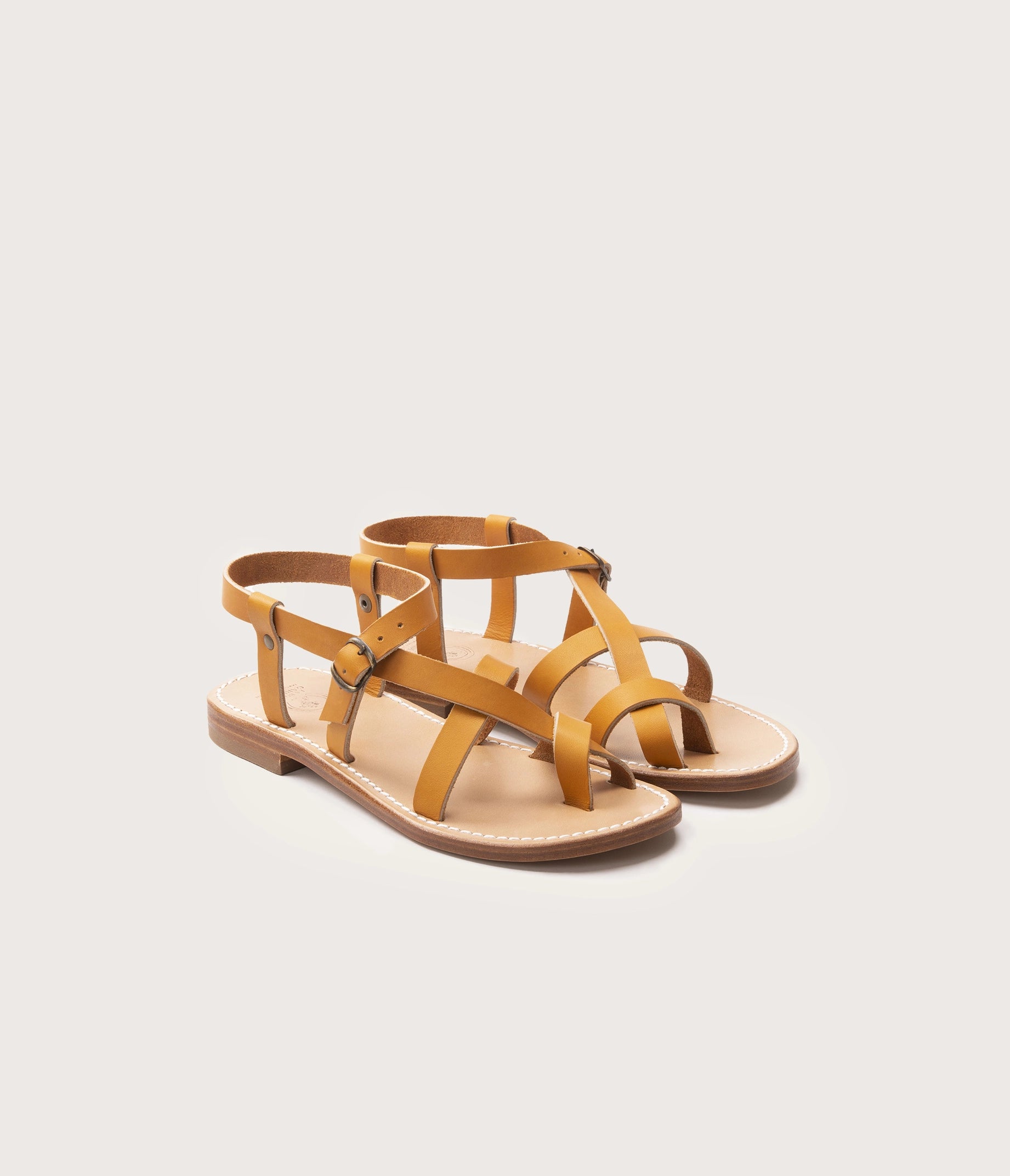 sandales cuir femme artisanales, la botte gardiane sandales, sandales naturel, sandales en cuir, sandles femmes, sandales unisexe, paire de sandales plates, paire de sandales réglables, nu pieds plats, la botte gardiane modèle Croisette naturel, paire de nu pieds artisanaux 