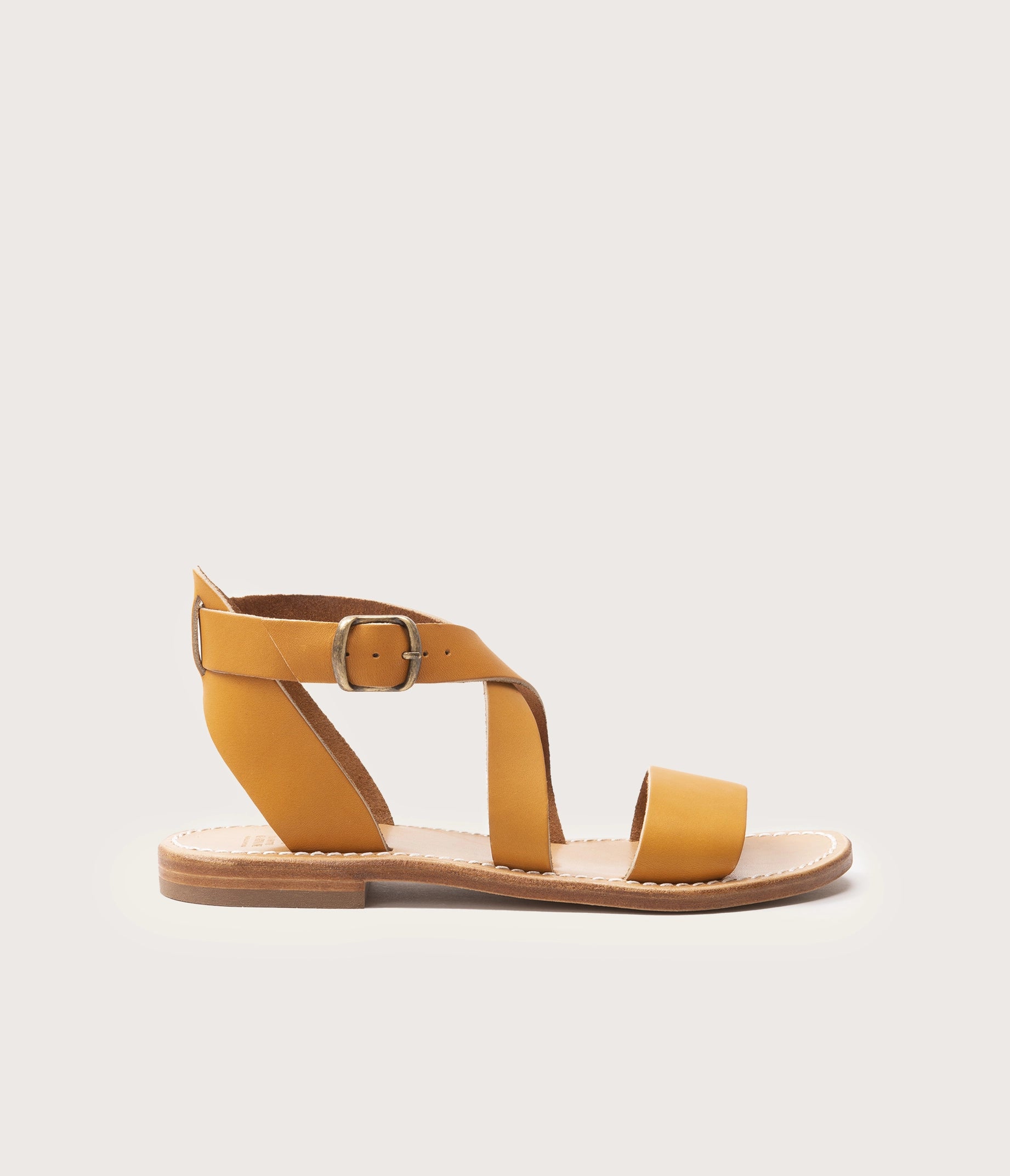 sandale en cuir naturel, sandales en cuir français, sandale talon plat, sandale avec brides réglables en cuir, sandale française artisanale, la botte gardiane sandale Diana naturel, nu pieds femme en cuir, nu pieds talon plat en cuir des tanneries Haas, sandale en cuir gras, label métiers d'art et epv, sandale camarguaise femme 