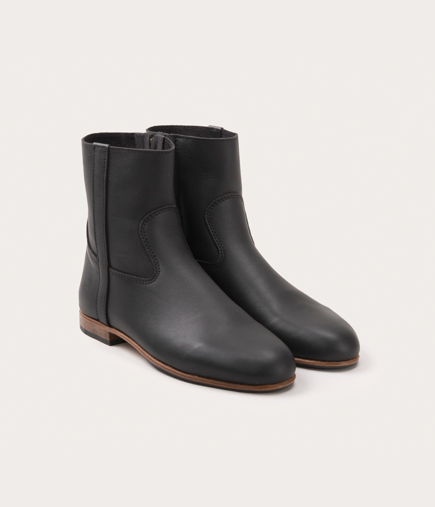 paire de bottine plate femme - paire de bottine femme en cuir souple - paire de bottine talon plat noire - paire de bottine noire en cuir souple femme avec fermeture éclair - paire de bottine en cuir souple zippées - bottine à zip noire femme