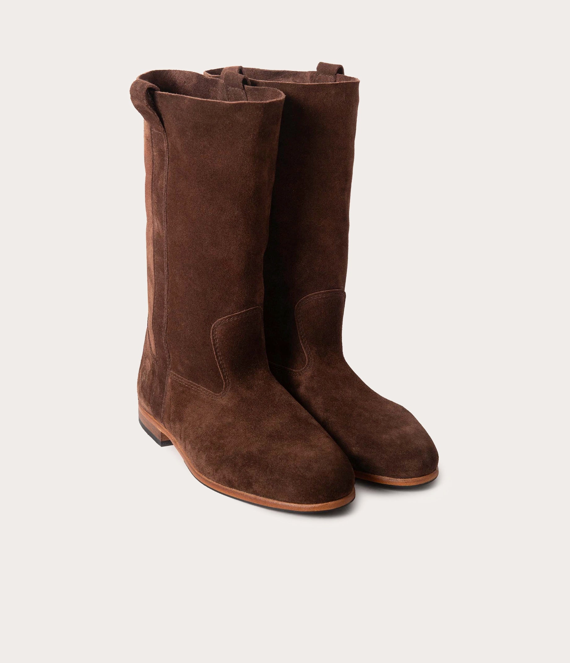 paire de bottes en velours, paire de bottes chocolat, bottes en cuir velours chocolat, bottes artisanales, bottines ne cuir daim, bottes plates pour femme, bottes couleur chocolat, bottes plates artisanales, bottes en cuir velours marron foncé, paires de bottes en cuir velours chocolat