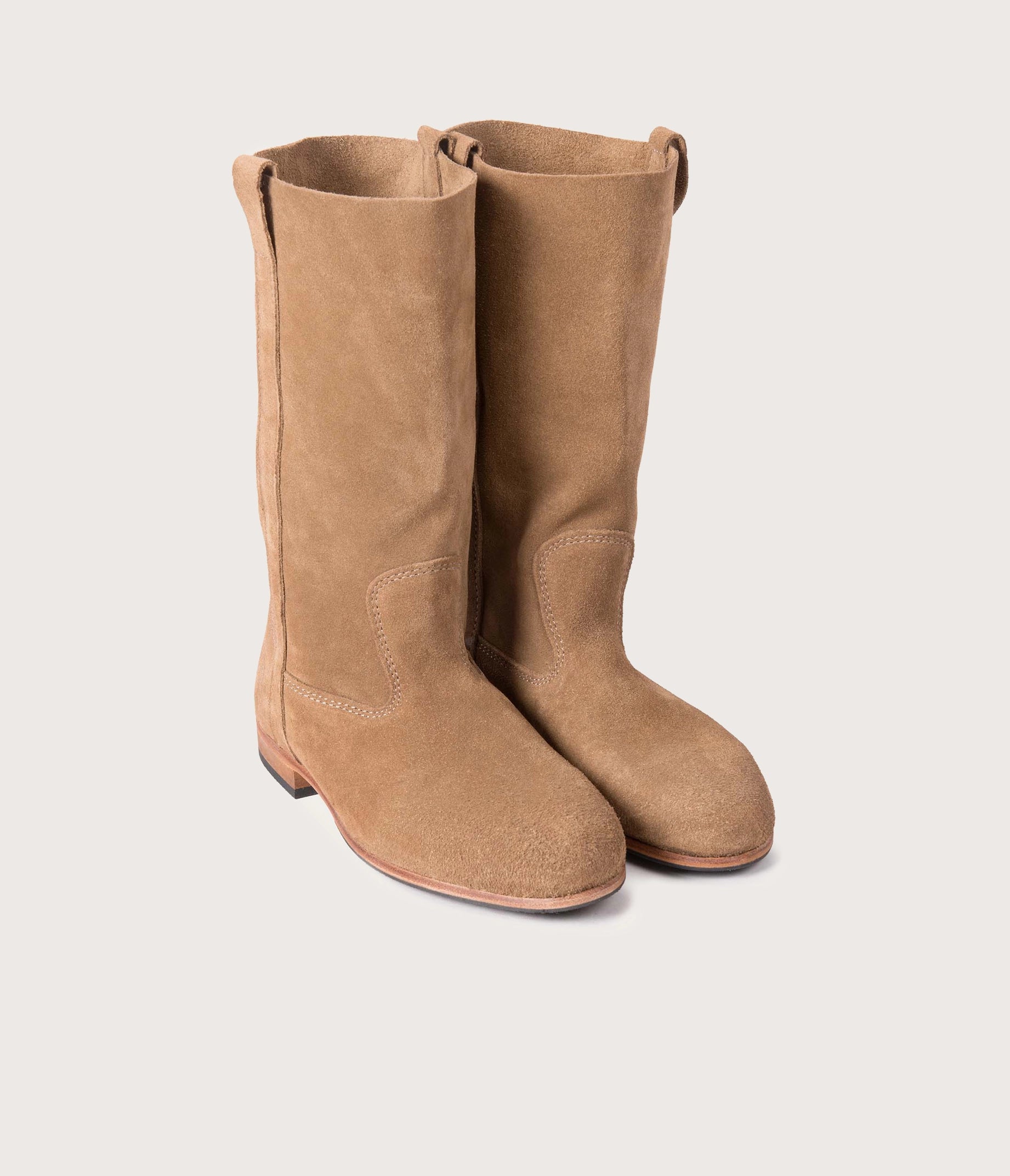 paire de bottes plates pour femme, bottes plates femme, bottes femme en cuir, bottes beige femme, bottes plates beige femme, bottes en cuir beige, bottes artisanales, paire de bottes en cuir velours, bottes en velours, bottes en daim, bottes en cuir velours beige, paire de bottes fabriquées en camargue, bottes plates camarguaises, paire de bottes cmarguaise