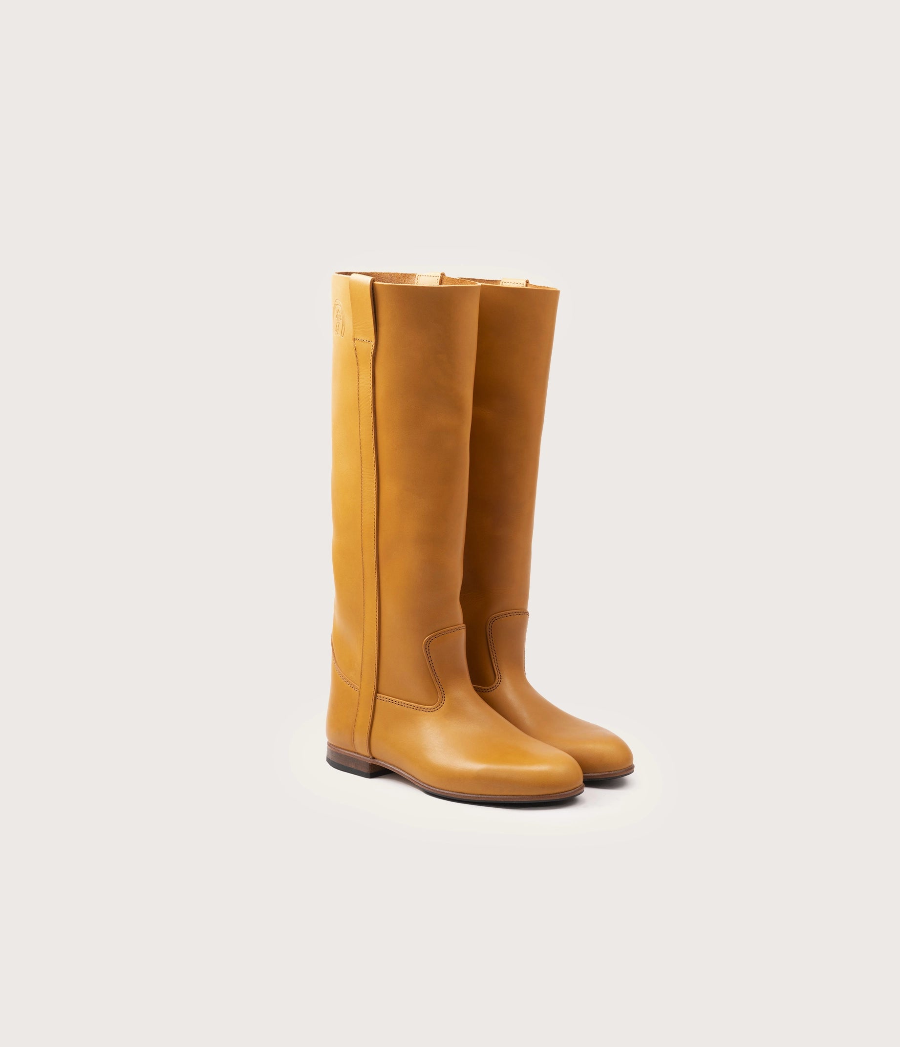 paire de botte haute, cuir naturel, fabrication française, botte droite, cuir naturel, simple boots, savoir faire made in france, chausseur, bottier français