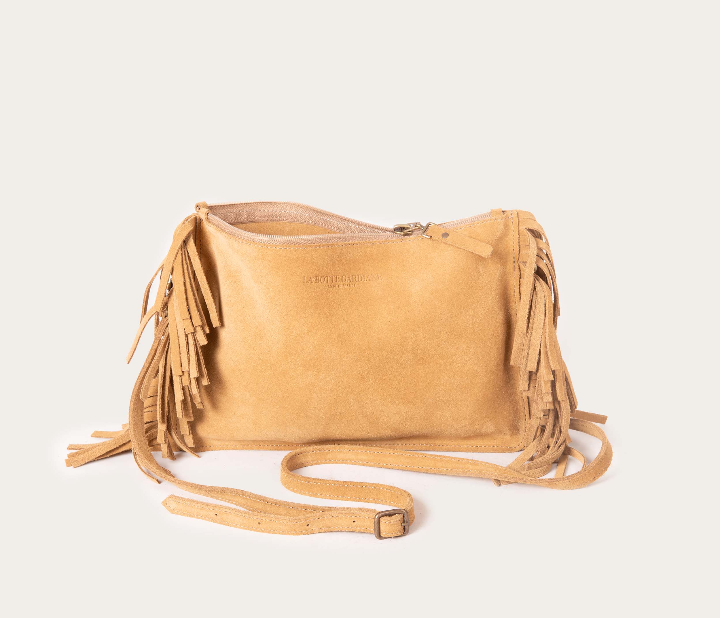 pochette en cuir velours havane, sac pochette à franges en cuir velours beige, pochette à bandoulière beige, sac bandoulière à franges havane, sac à franges, sac frange, sac en cuir velours