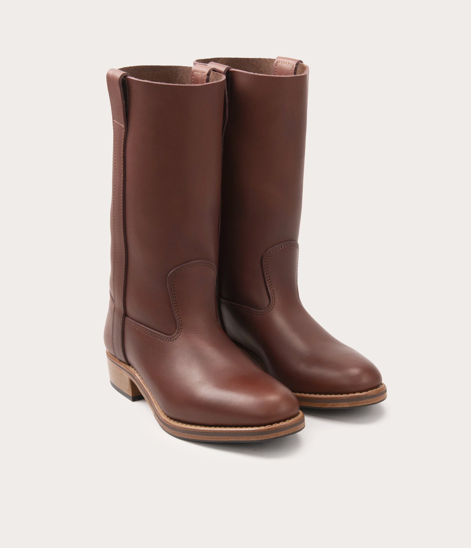 paire de bottes camarguaises en cuir marron, bottes traditionnelles, paire de bottes en cuir marron, bottes camarguaises igp, bottes marron pour femme, paire de bottes pour homme, bottes gardian, bottes fabriquée en camargue, bottes françaises, bottes camarguaises homme, paire bottes pour homme, bottes cuir femme, paire de bottes cuir marron homme