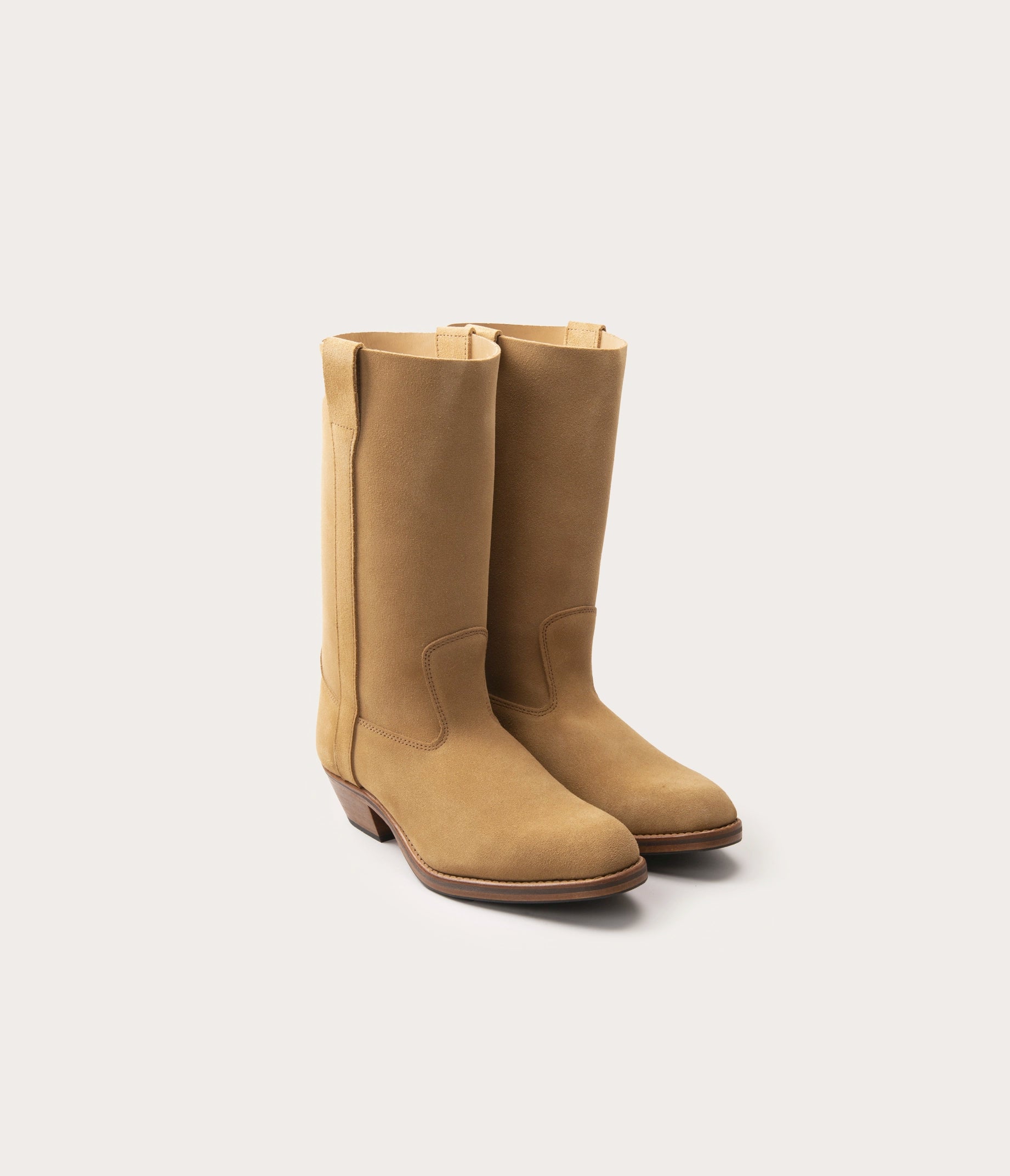 Bottes Gardian chaussure iconique  BOTTE CAMARGUAISE LA BOTTE GARDIANE Tige en cuir pleine semelle en cuir naturel. Un témoignage de l'endurance de ceux qui les portent. Dans le village d'Aigues Vives, La Botte Gardiane incarne un héritage vivant. Labélisée Entreprise du Patrimoine Vivant Français depuis 2007, botte made in France