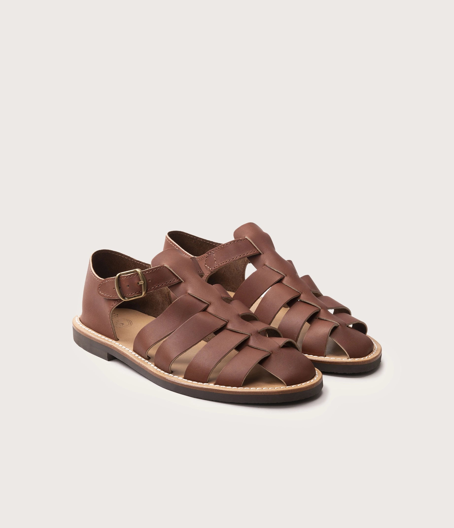 paire de sandales marron en cuir homme, paire de sandales marron style pêcheur, paire de chaussures d'eau en cuir homme, la botte gardiane modèle Géronimo marron, paire de sandales homme fabriquée en France
