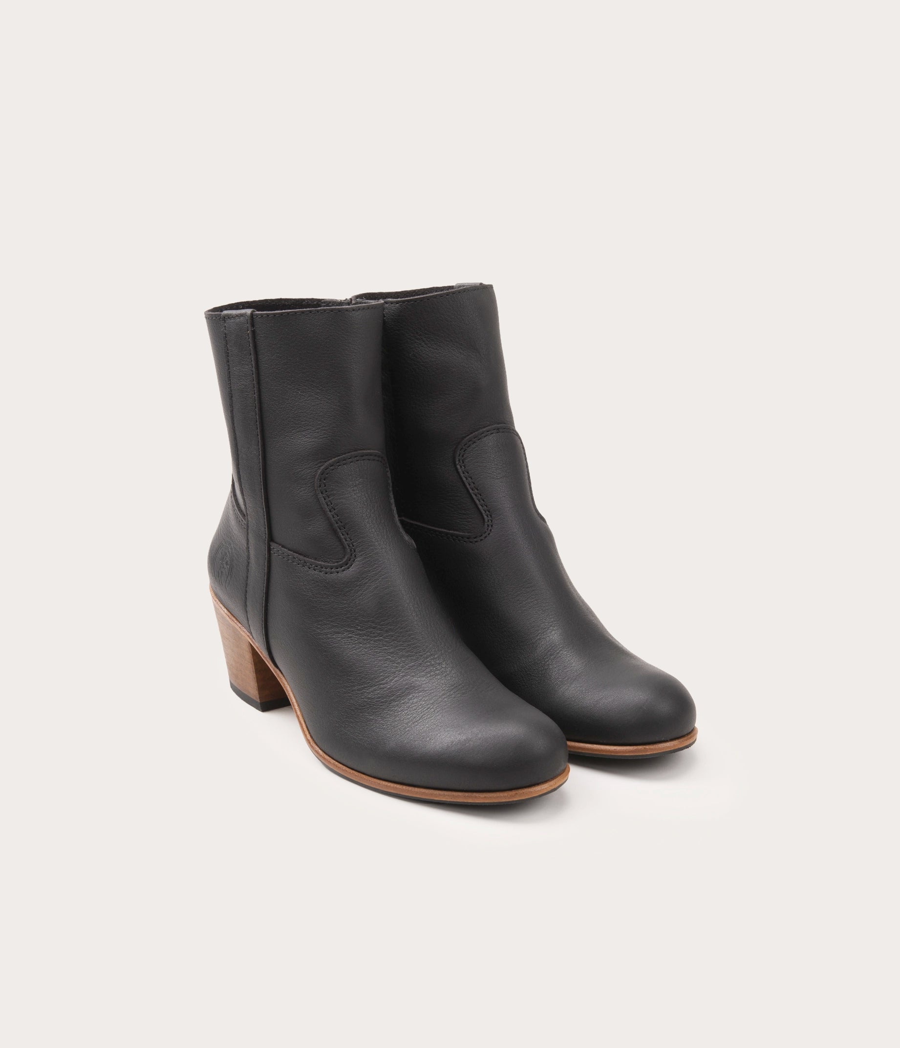 paire de bottine à talon femme - paire de bottine noire zip - chaussure femme en cuir noir - paire de bottine haute noire en cuir souple - la botte gardiane bottine femme noire - paire de bottine artisanale - fabriqué en camargue