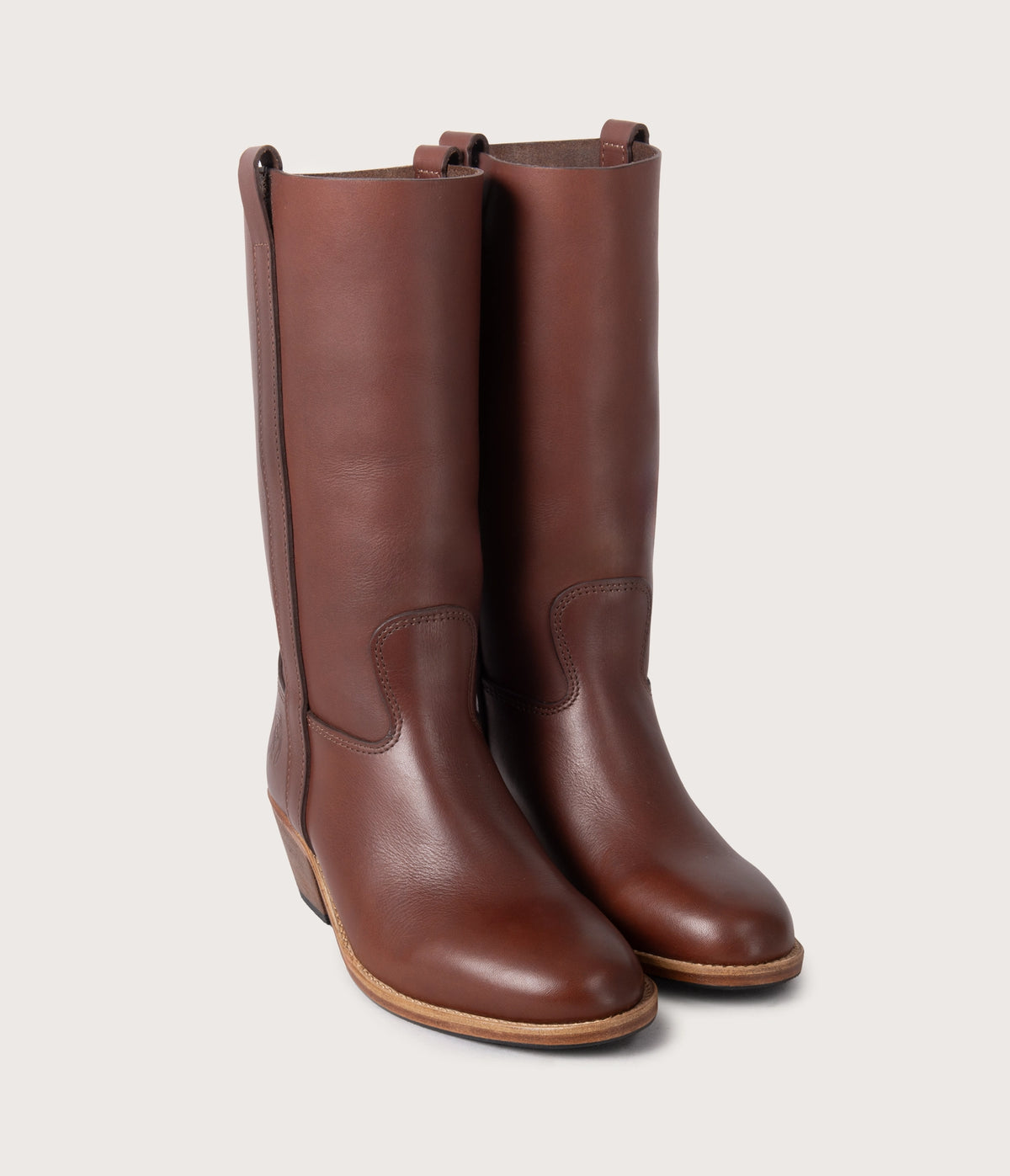 bottes en cuir marron, bottes artisanales, bottes marron en cuir femme, bottes femme, bottes en cuir suportlo, bottes camarguaises, bottes camarguaises marron, bottes femme marron, bottes de qualité, bottes tendances, bottes fabriquées en France, paire de bottes pour femme, bottes talon haut, bottes mi mollet, bottes en cuir mi-mollet femme, bottes marron femme