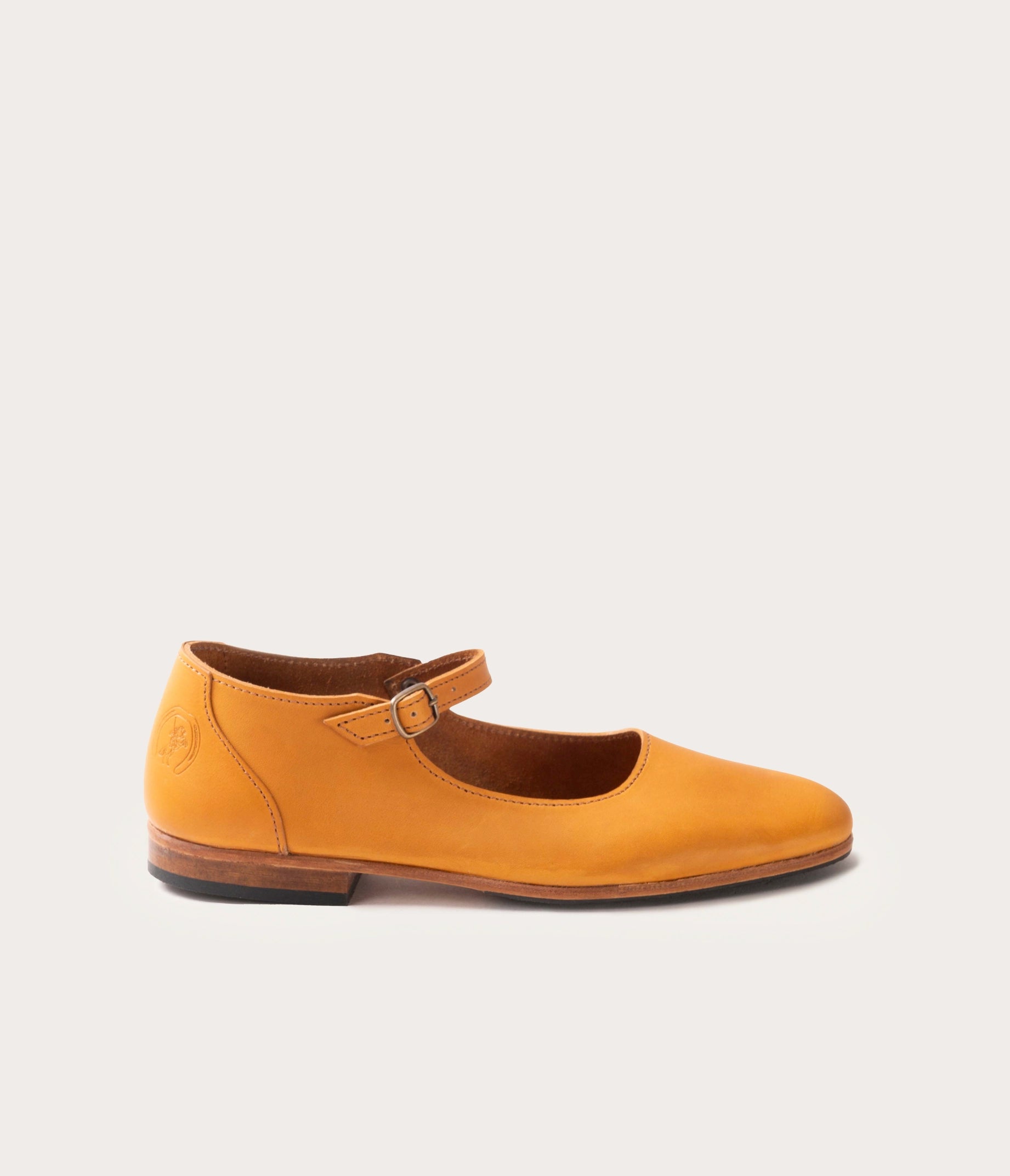paire de Mary Jane, paire de chaussures basses en cuir suportlo, chaussures en cuir français, paire de ballerines en cuir, paire de chaussure Mary Jane, Mary Jane en cuir, chaussures en cuir fabriquée en France, fabriqué en Camargue, label EPV, chaussures en cuir français, ballerine camarguaise en cuir, modèle Babie en cuir, Babie en cuir la botte gardiane , ballerine mary jane, la botte gardiane babie, la botte gardiane mary jane